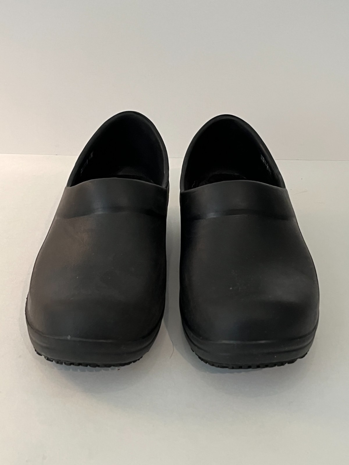 Crocs Neria Pro Women’s SIZE 6 Black Slip-Resistant Nursing Clogs 205384