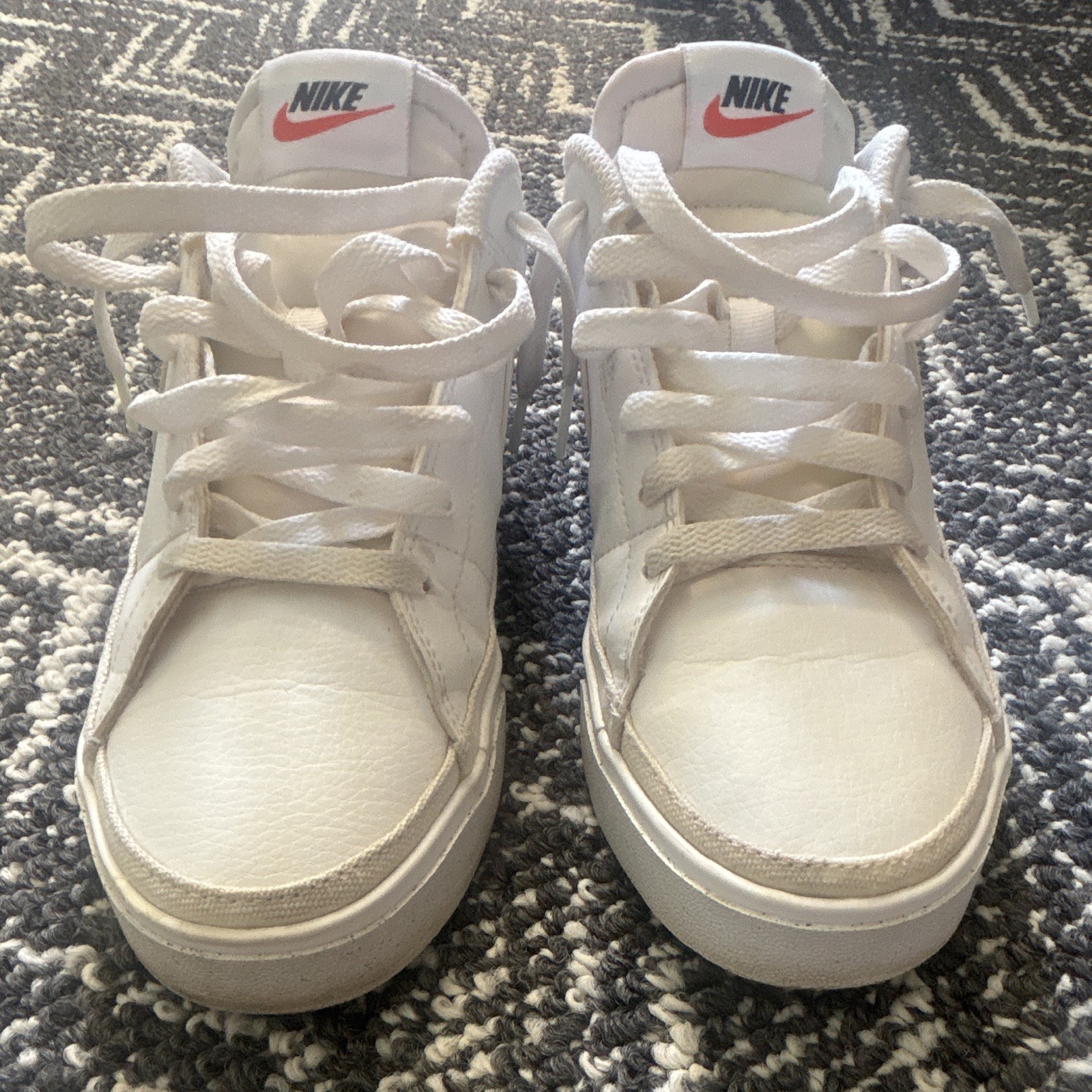 Nike Women’s White Low Top Sneakers Size 8.5 – Pre-owned Condition