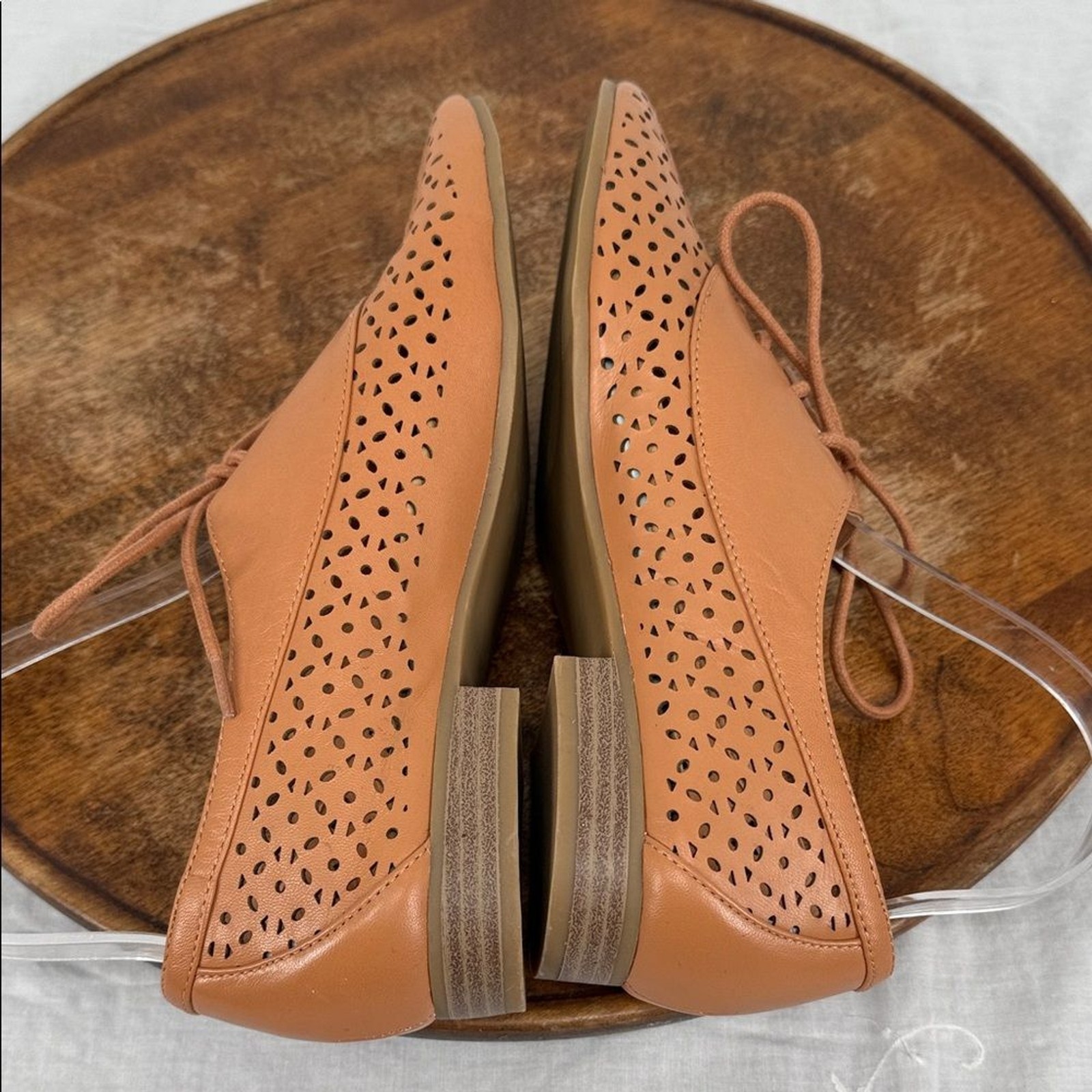 White Mountain Shoes Wm 7.5 M Tan Perforated Leather Lace Up Oxford Laser Cut
