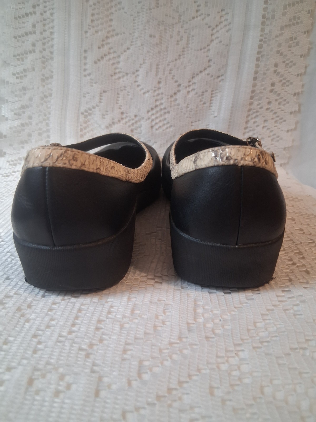 FitFlop Mary Jane’s Premium Black Leather w ‘snake skin’ print accent Sz 10/41