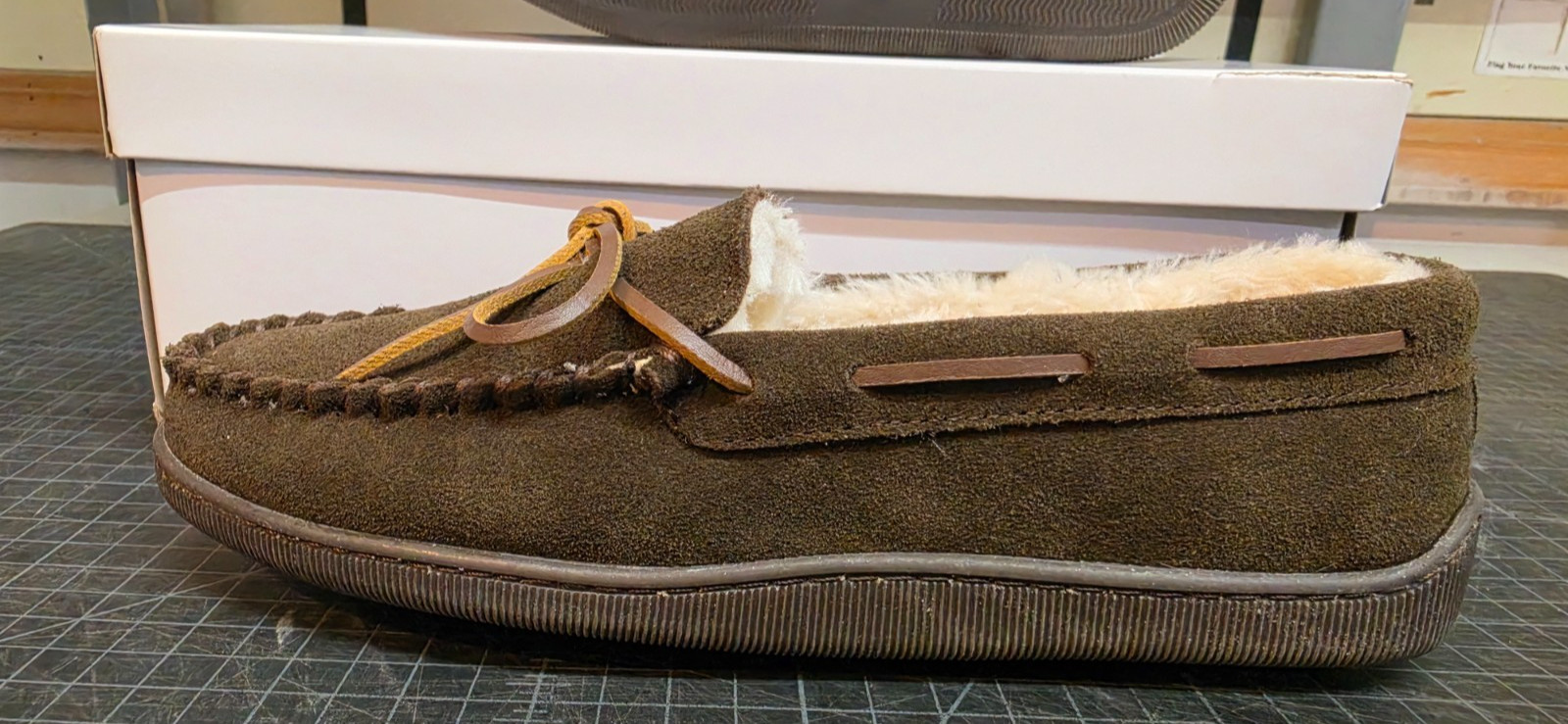 MINNETONKA Women’s Pile Lined Hardsole (3908WH) Brown – Ladies Size 8.5
