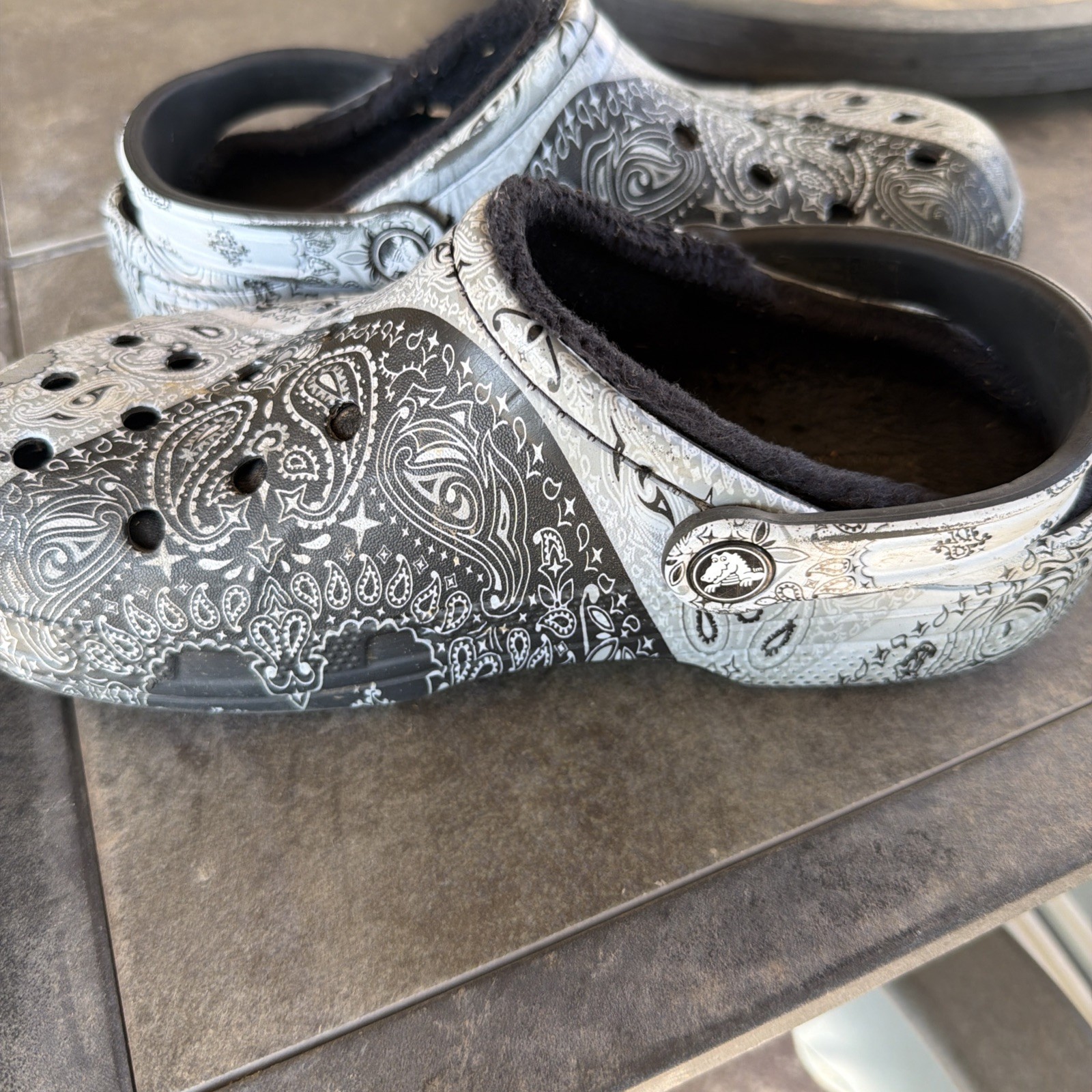 CROCS Baya Bandana pPaisley Printed Clog Shoe Unisex M6 W8 Black Gray