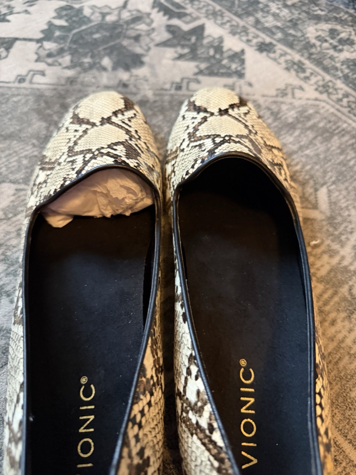 Vionic Women’s Willa II Textured Cream And Black Snakeskin Size 12