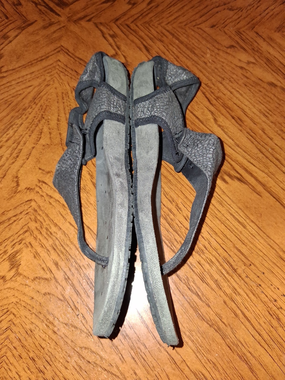 Ahnu Women’s Serena Thong Sandals Dark Gray Suede Leather Size 7 Comfy Shoes