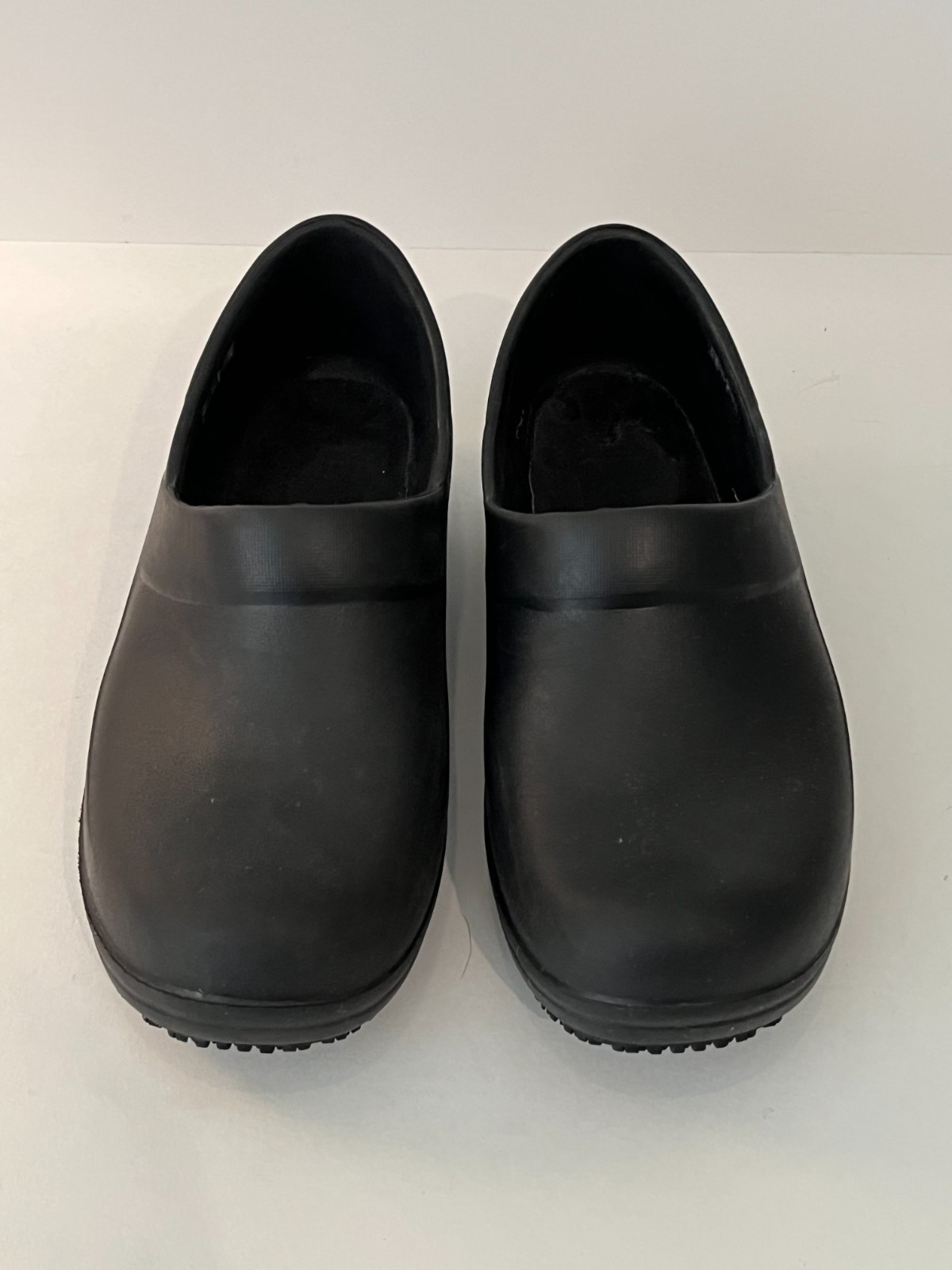 Crocs Neria Pro Women’s SIZE 6 Black Slip-Resistant Nursing Clogs 205384