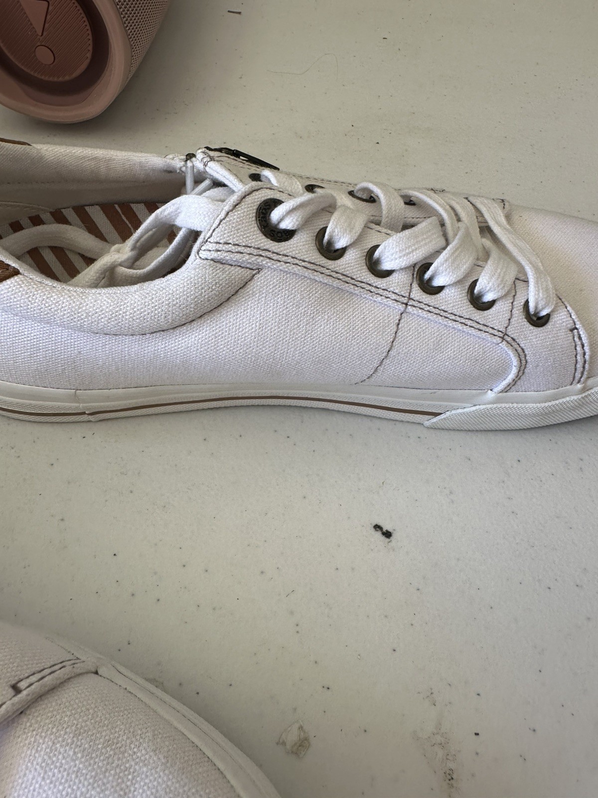 Taos Women’s Sneakers White Pewter size 9 Comfort Lace Up Zip Arch Support