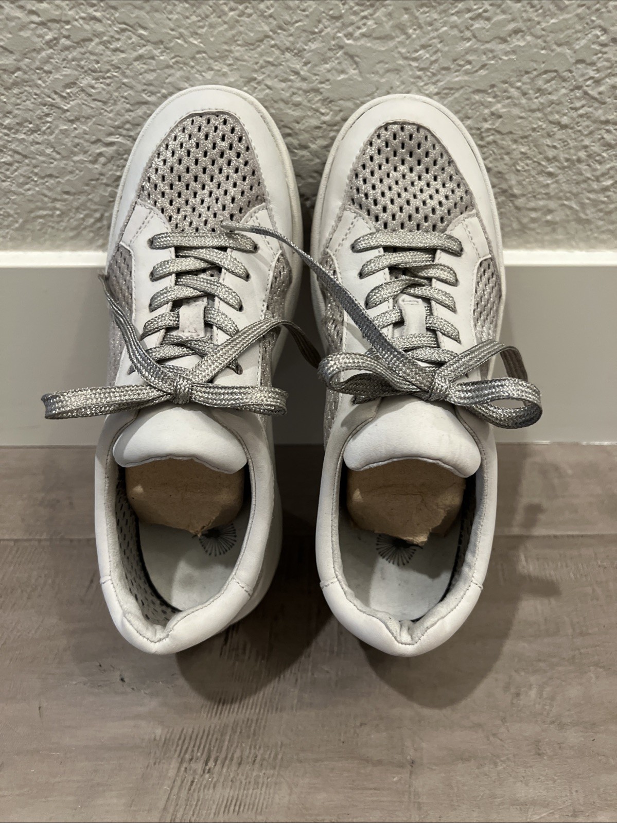 NEW OTBT Leather Casual Travel Sneaker Tennis Shoe Dove Gray Silver Athleisure