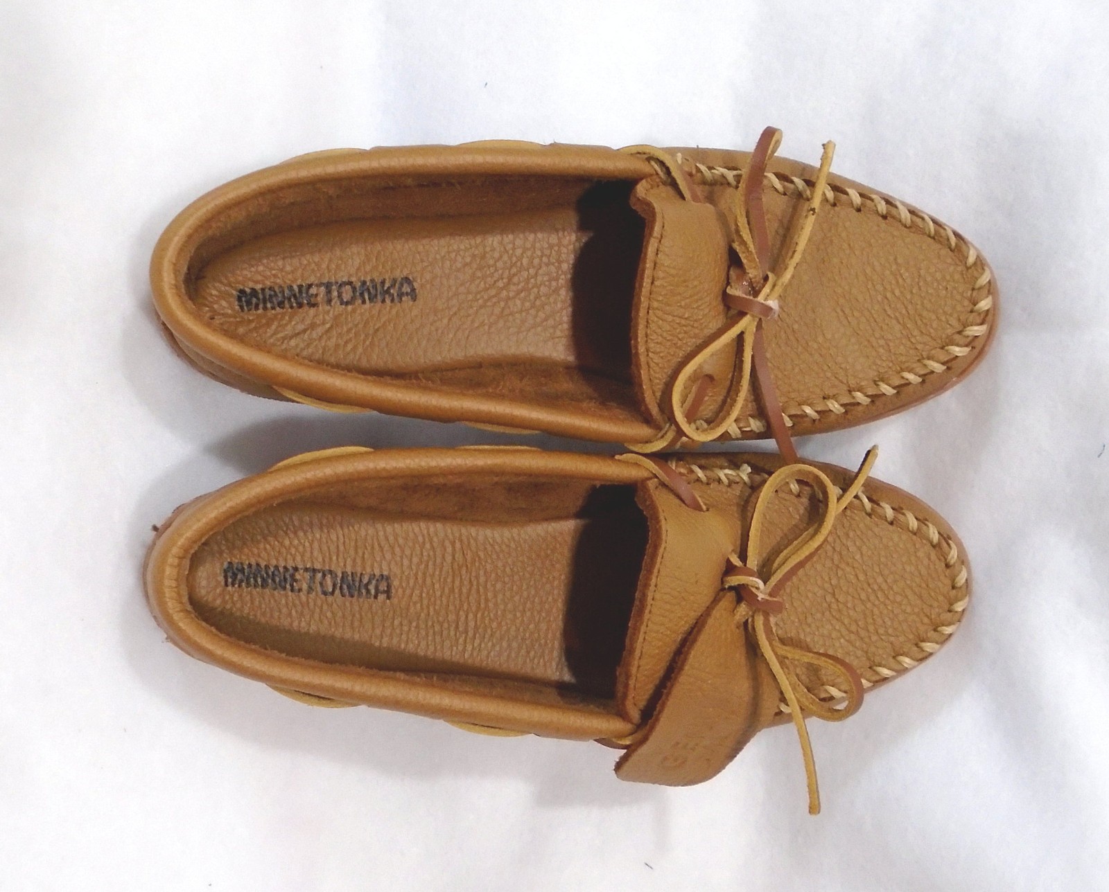 new MINNETONKA Moosehide Classic Mocassins Natural – never worn/no box