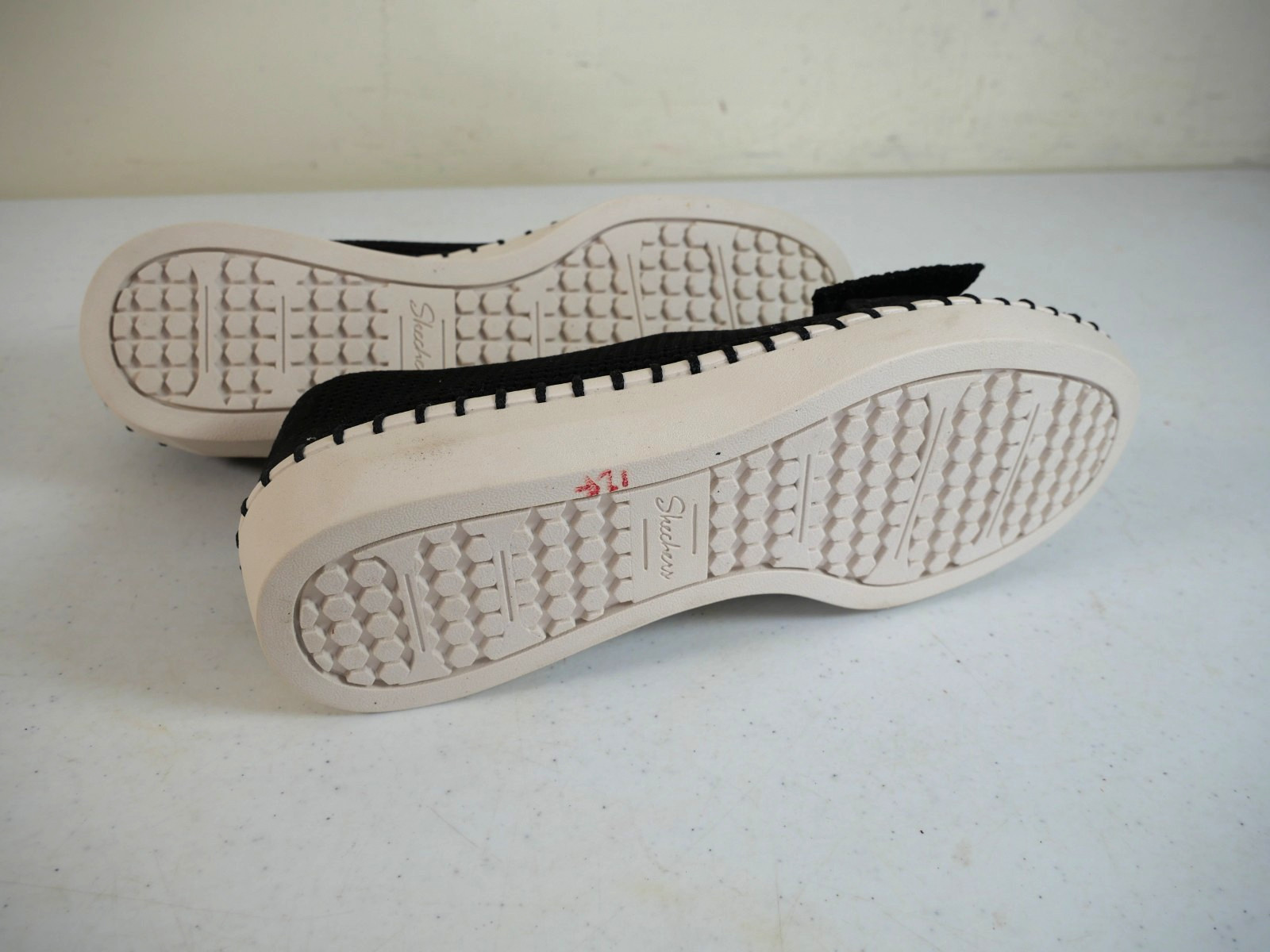SKECHERS Women’s 6.5 M Black Mesh Air-Cooled Memory Foam Comfort Shoes NEW, Bow