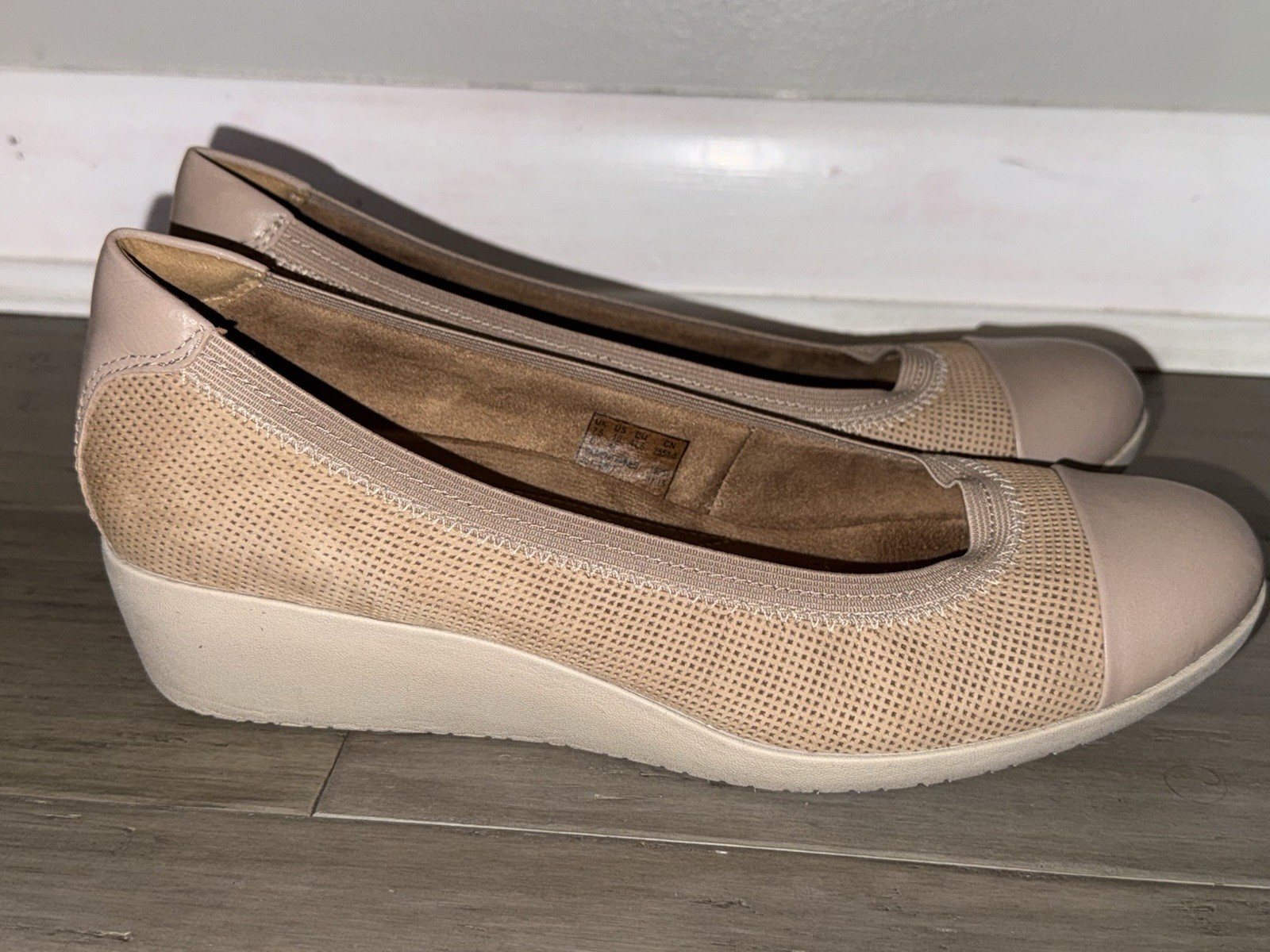 Clarks Artisan Women’s Size US 10 Medium Tan Beige Wedge Slip on Casual Shoe EUC