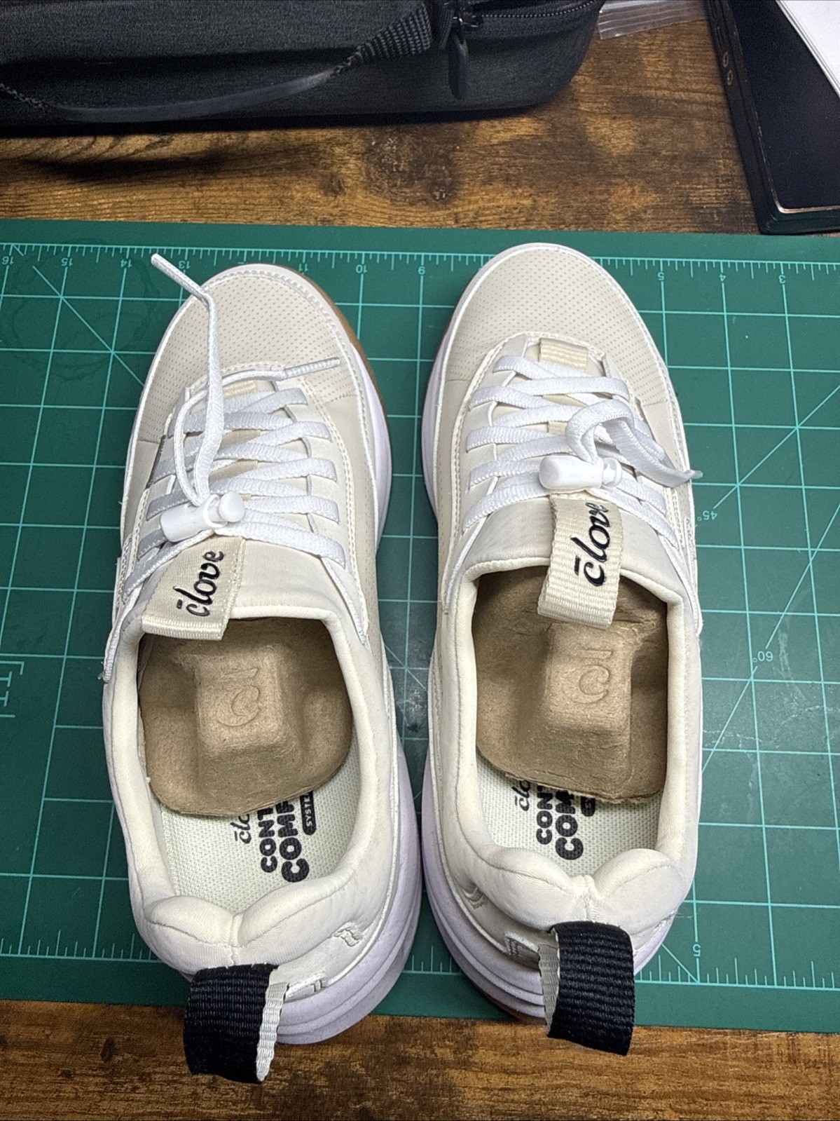 Clove Shoes Womens Size 7.5 White Comfort Non Slip Sneakers Nursing Workwear