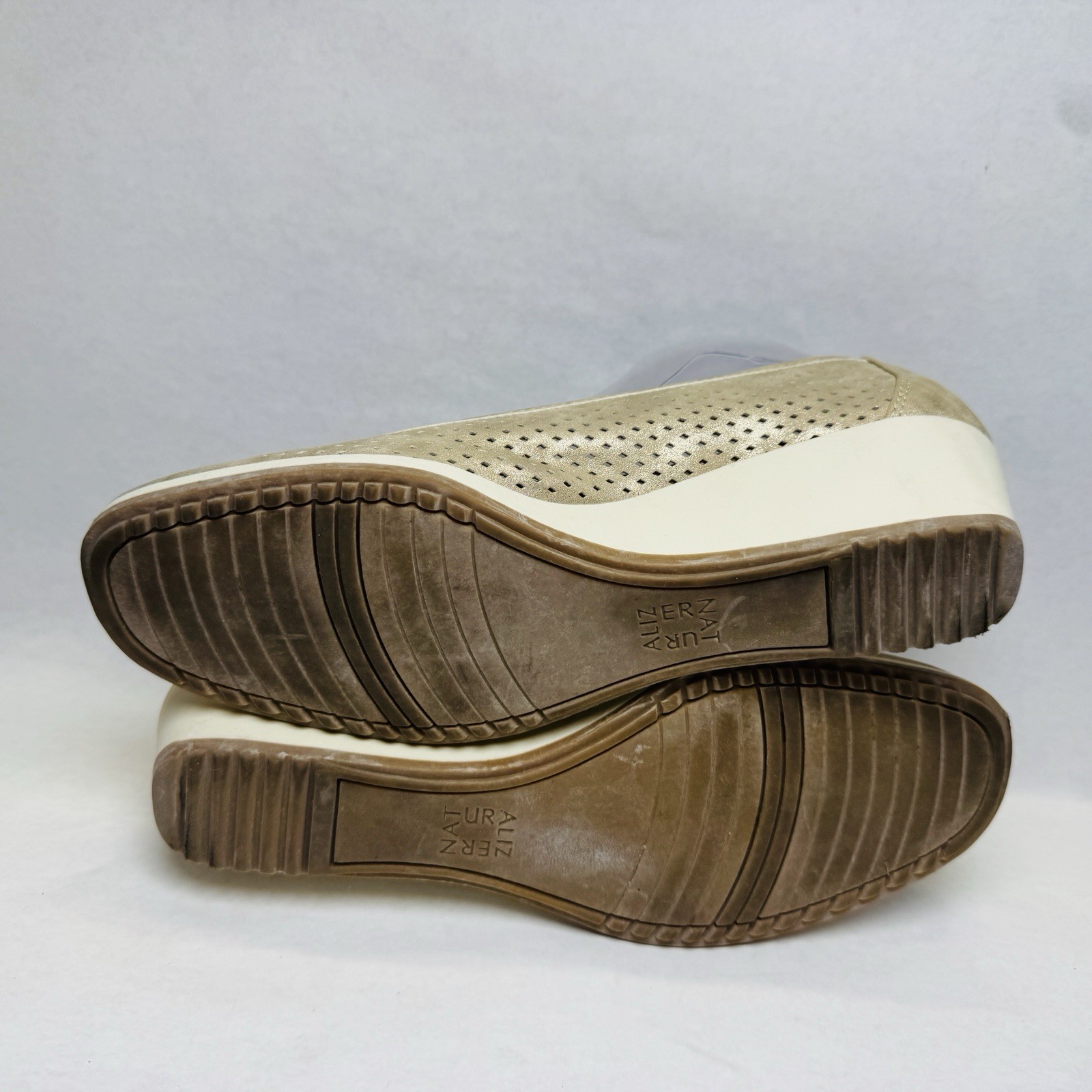 Naturalizer Betina 2 Gold Perforated Wedge Slip On Shoes Womens Sz 8 M Comfort
