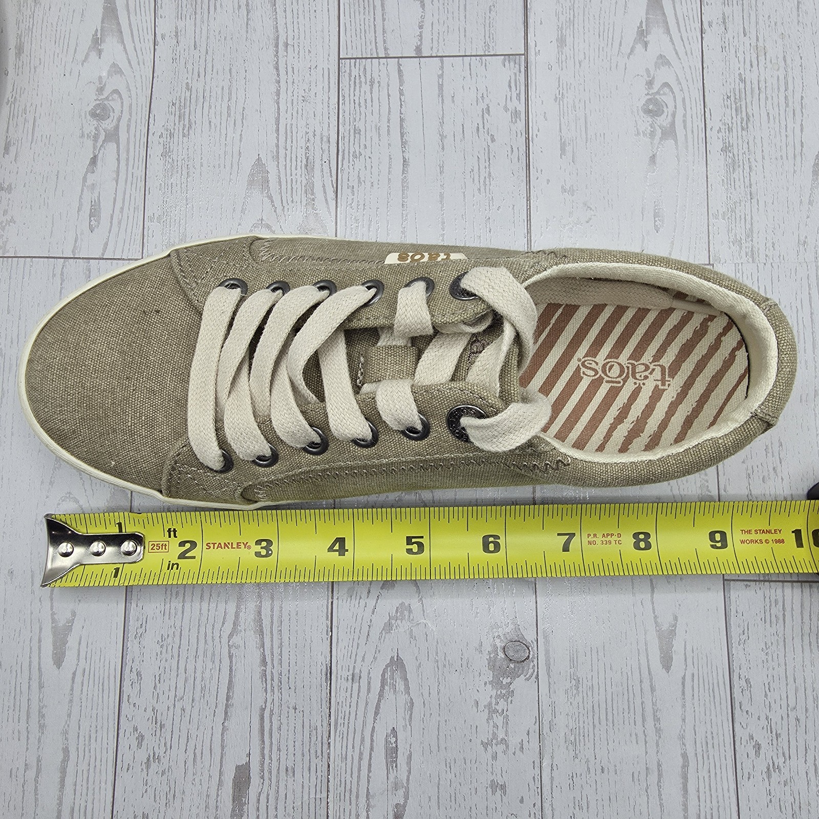 Taos Women’s Star canvas sneakers in a khaki or oat wash Size 5.5