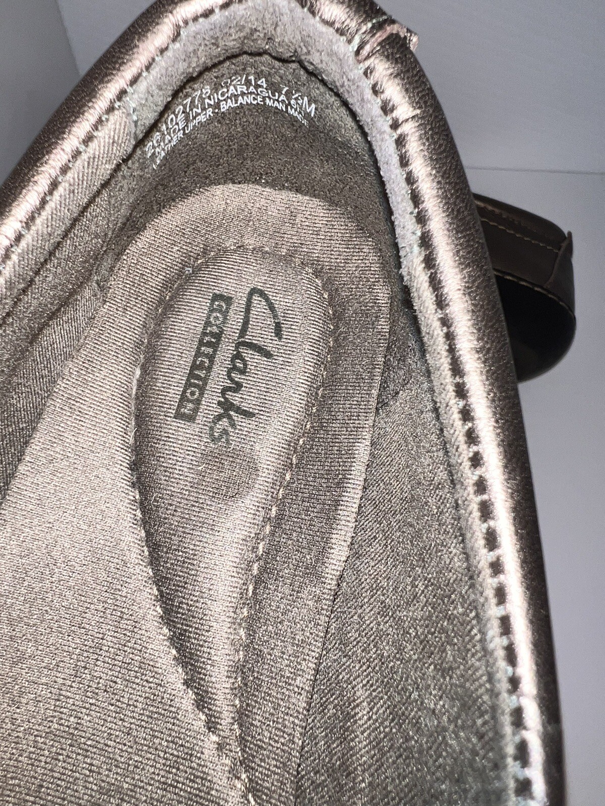 Clarks, 7.5M, leather slip on bungee wooden button, toggle golden bronze loafer