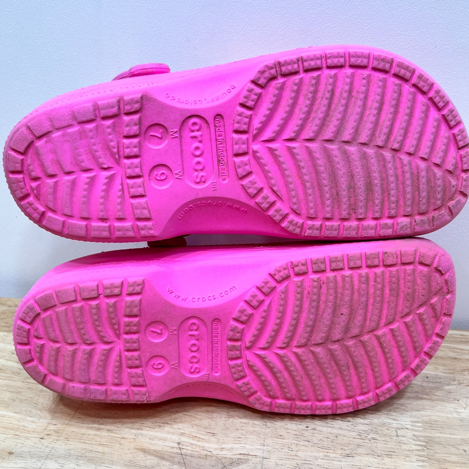 Crocs Baya Clog Neon Pink Sandals Shoes Womens 9 Mens 7 Comfort Slip On
