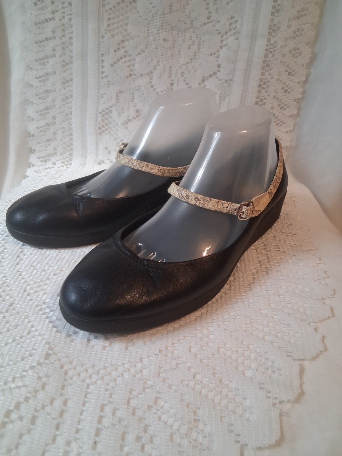 FitFlop Mary Jane’s Premium Black Leather w ‘snake skin’ print accent Sz 10/41
