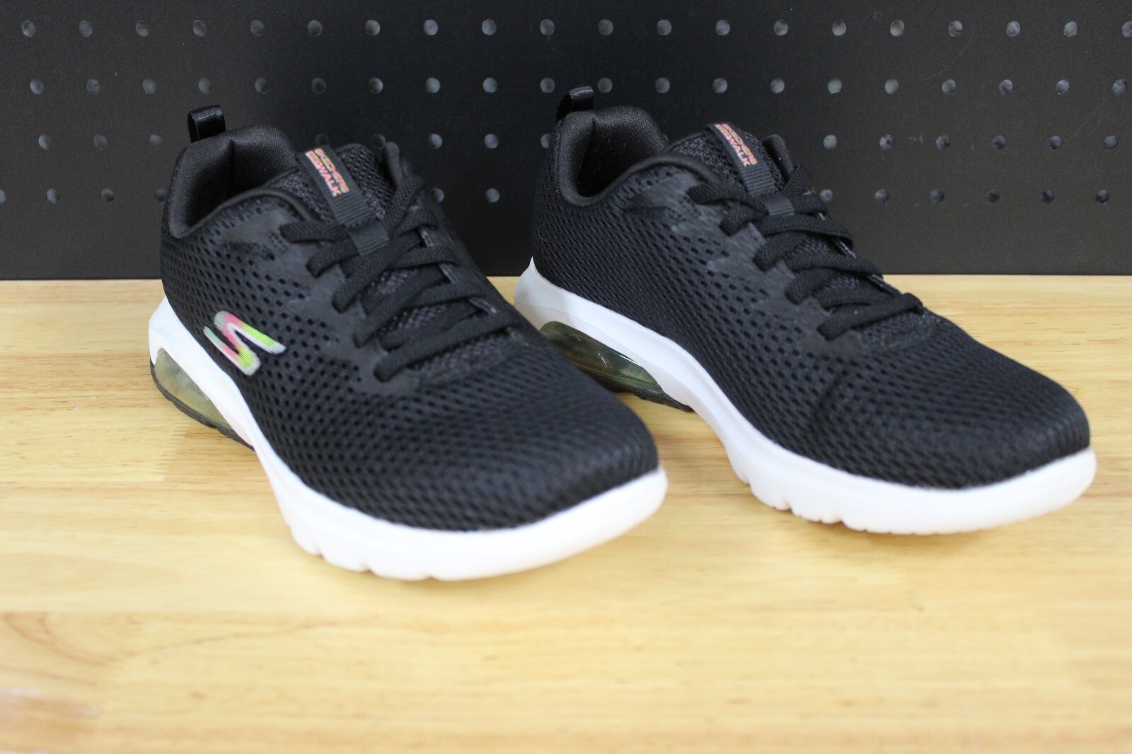 Skechers GOWalk Air Mesh Bungee Sneakers – Whirl-Black-7.5M-A395448-PreOwned