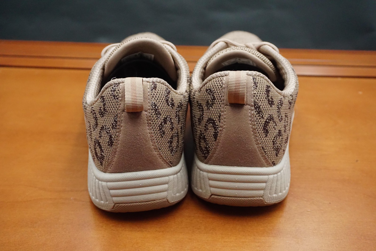 Orthofeet Coral Shoes Womens 9.5 Wide Beige Mesh Animal Print Casual Sneaker