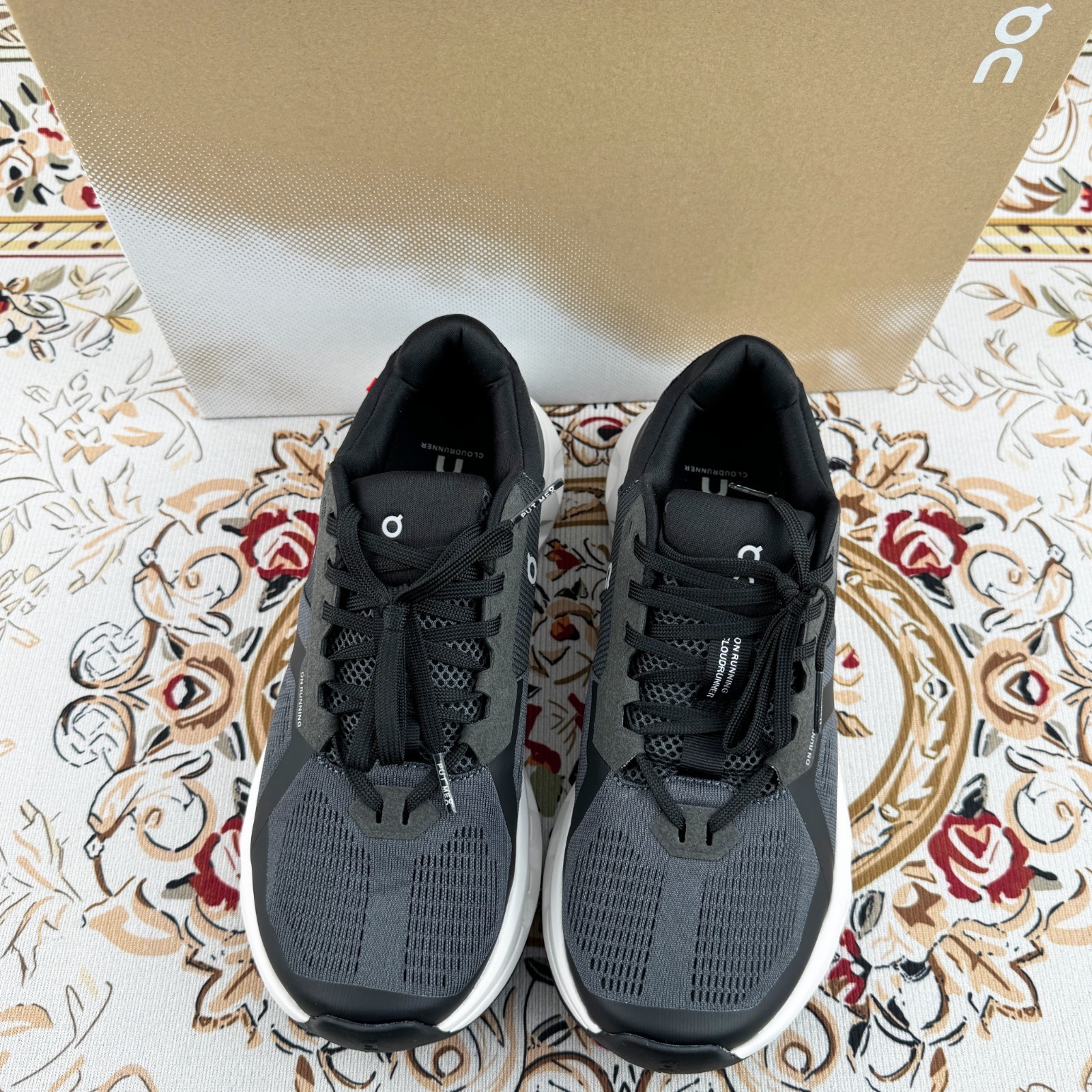 NEW On Cloudrunner 2 Eclipse|Black woman’s Sneakers/CloudTec® cushioning US6-9.5