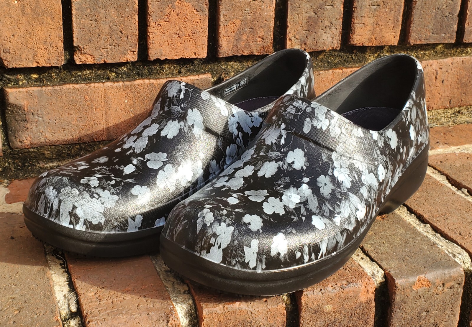 *Crocs*Neria Pro II●Women’s Clogs Sz.W10●Graphic Floral Print●Slip Resistant🐊