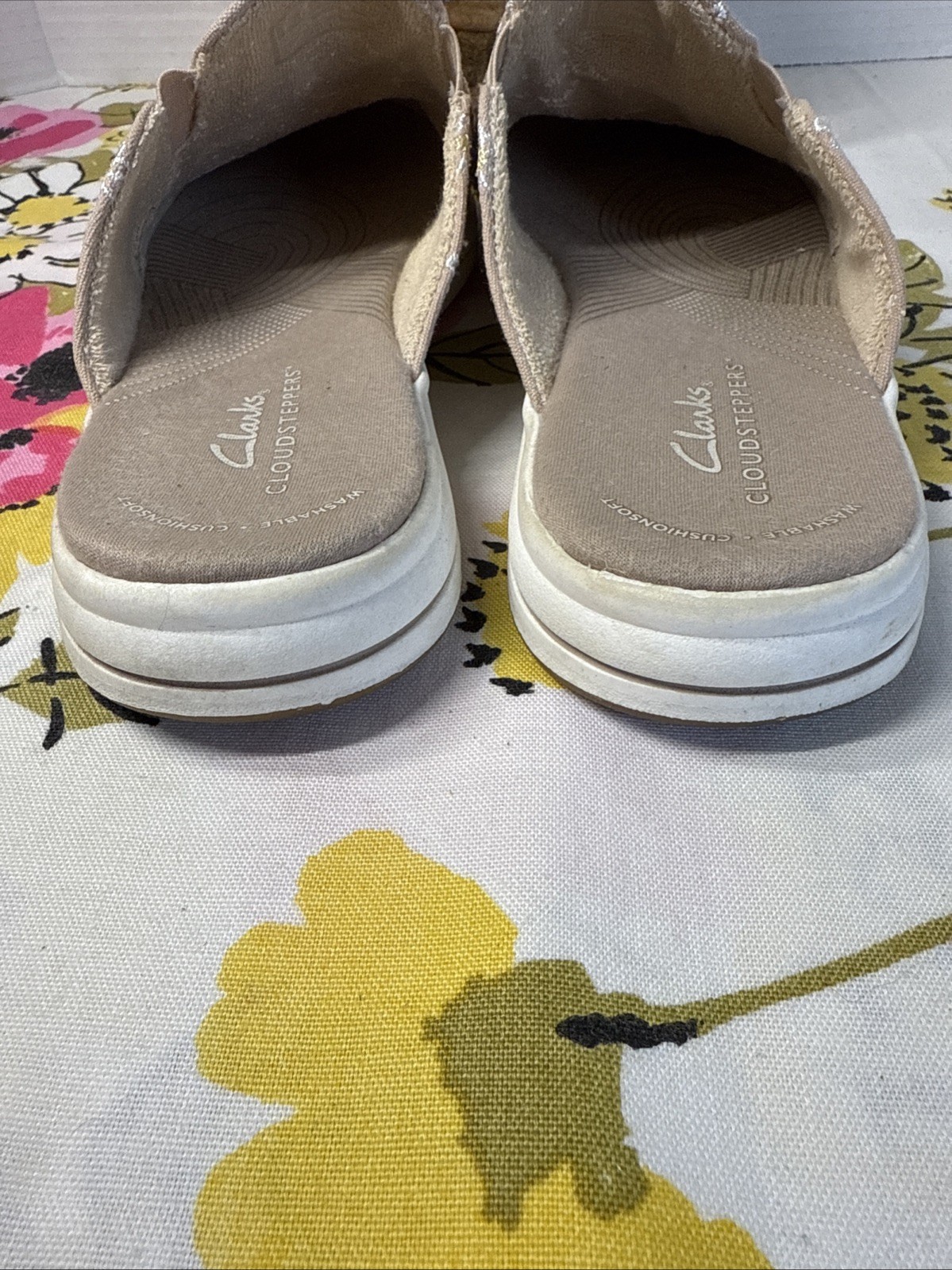 Clarks Cloudsteppers Taupe, embroidered Daisies, terry lined Breezeshore sz 7.5
