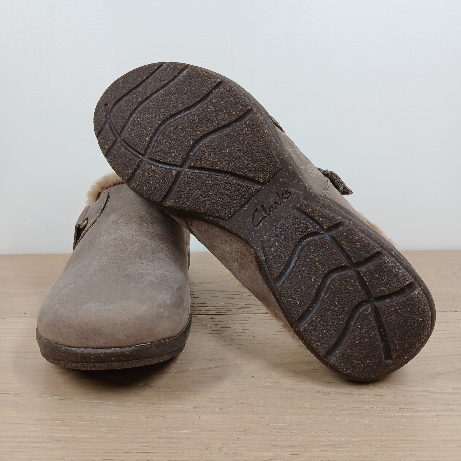 Clarks Clogs Womens 8.5W Beige Suede Faux Fur Lined Comfort Mules Slip On