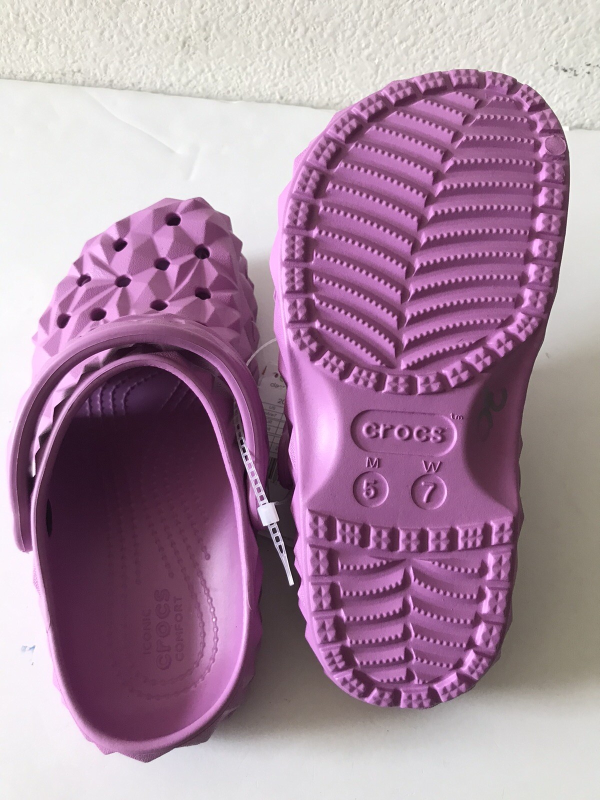 WOMEN’S CROCS MAUVE CLASSIC GEOMETRIC CLOG SIZE 7 BRAND NEW WITH TAGS