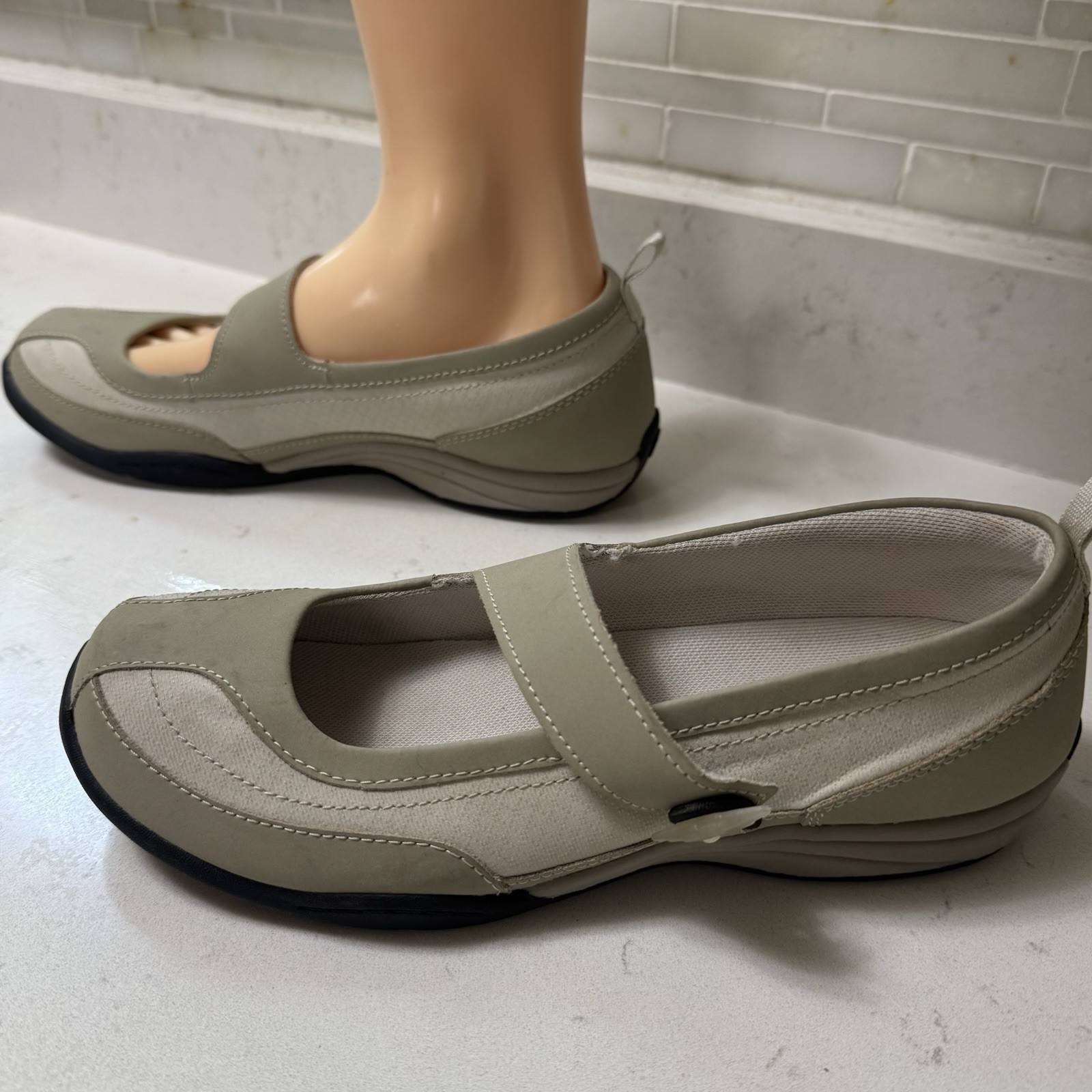 NWOB Lands End Mary Jane Trekker Comfort Flat Shoe Cream/Tan Sz 7B Toggle Button