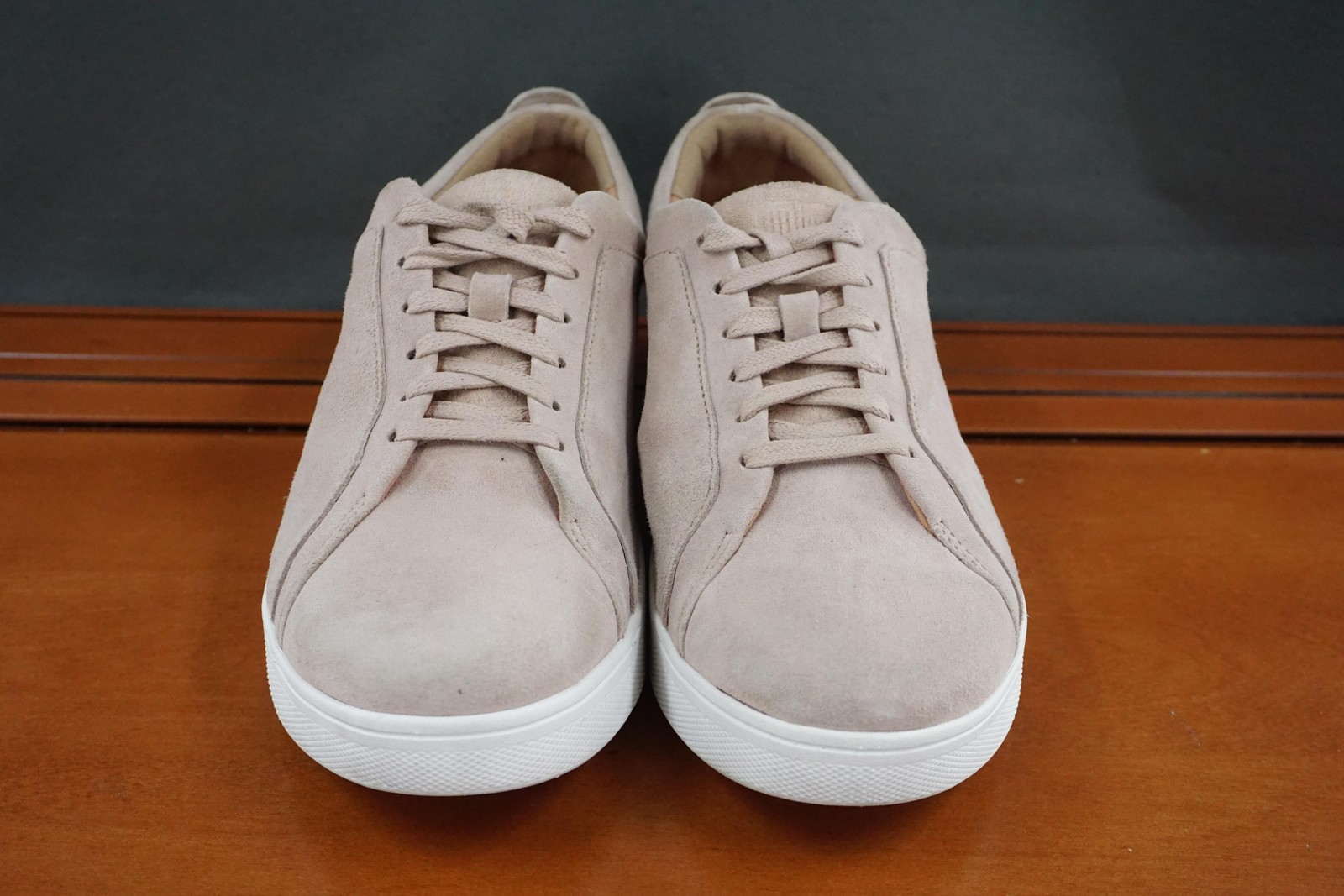 FitFlop Rally Shoe Womens Size 7.5 Beige Suede Low Top Lace Up Comfort Sneakers