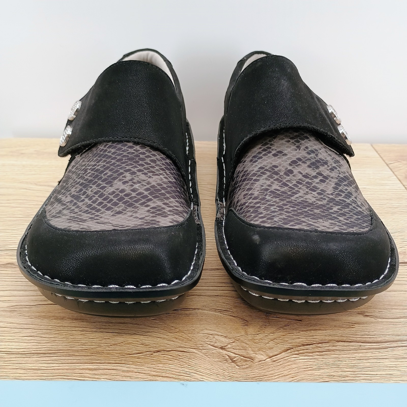 Alegria Sandy Womens 8 EU 38 Black Snake Print Leather Comfort Slip On Clog Shoe