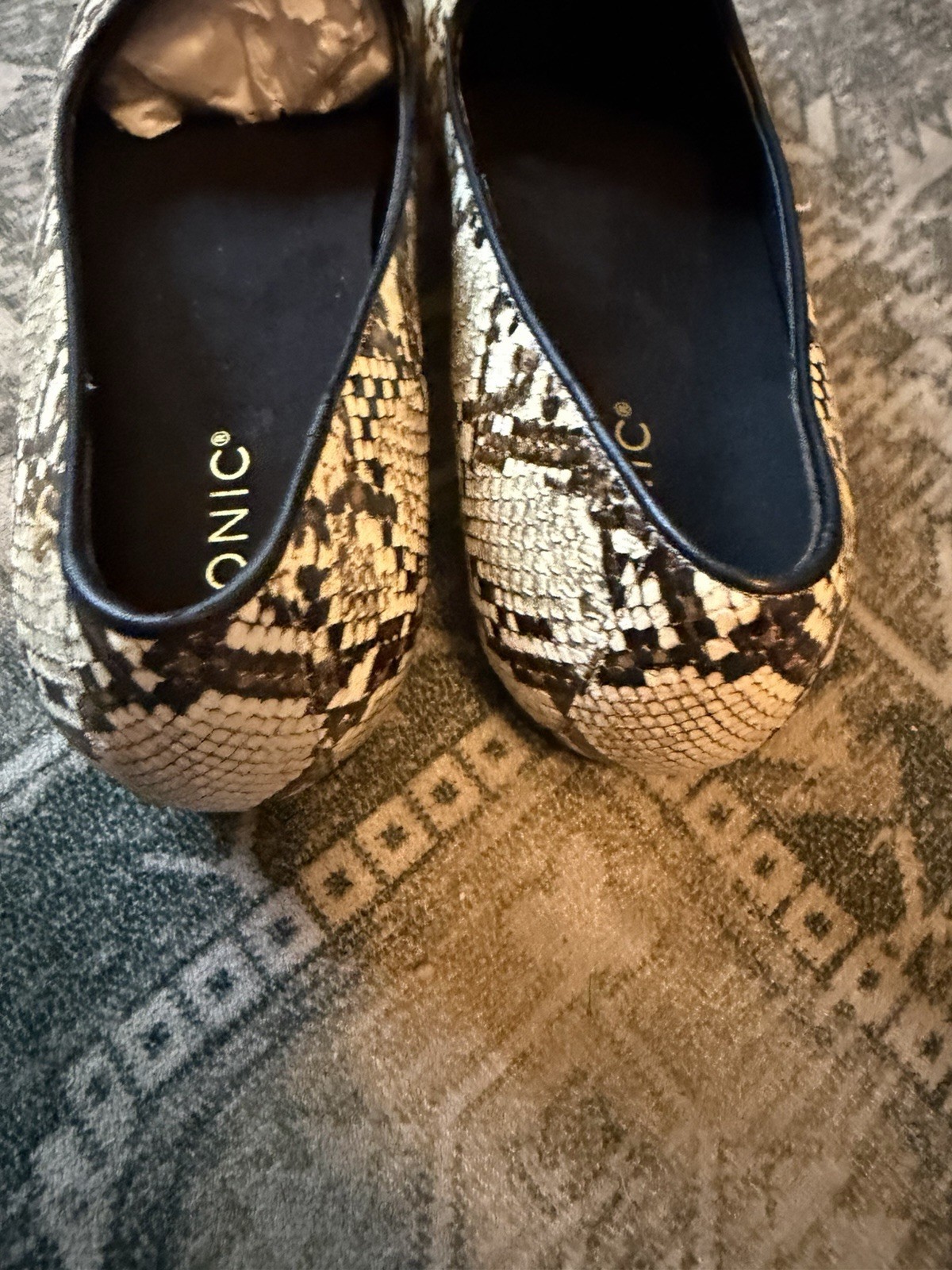 Vionic Women’s Willa II Textured Cream And Black Snakeskin Size 12