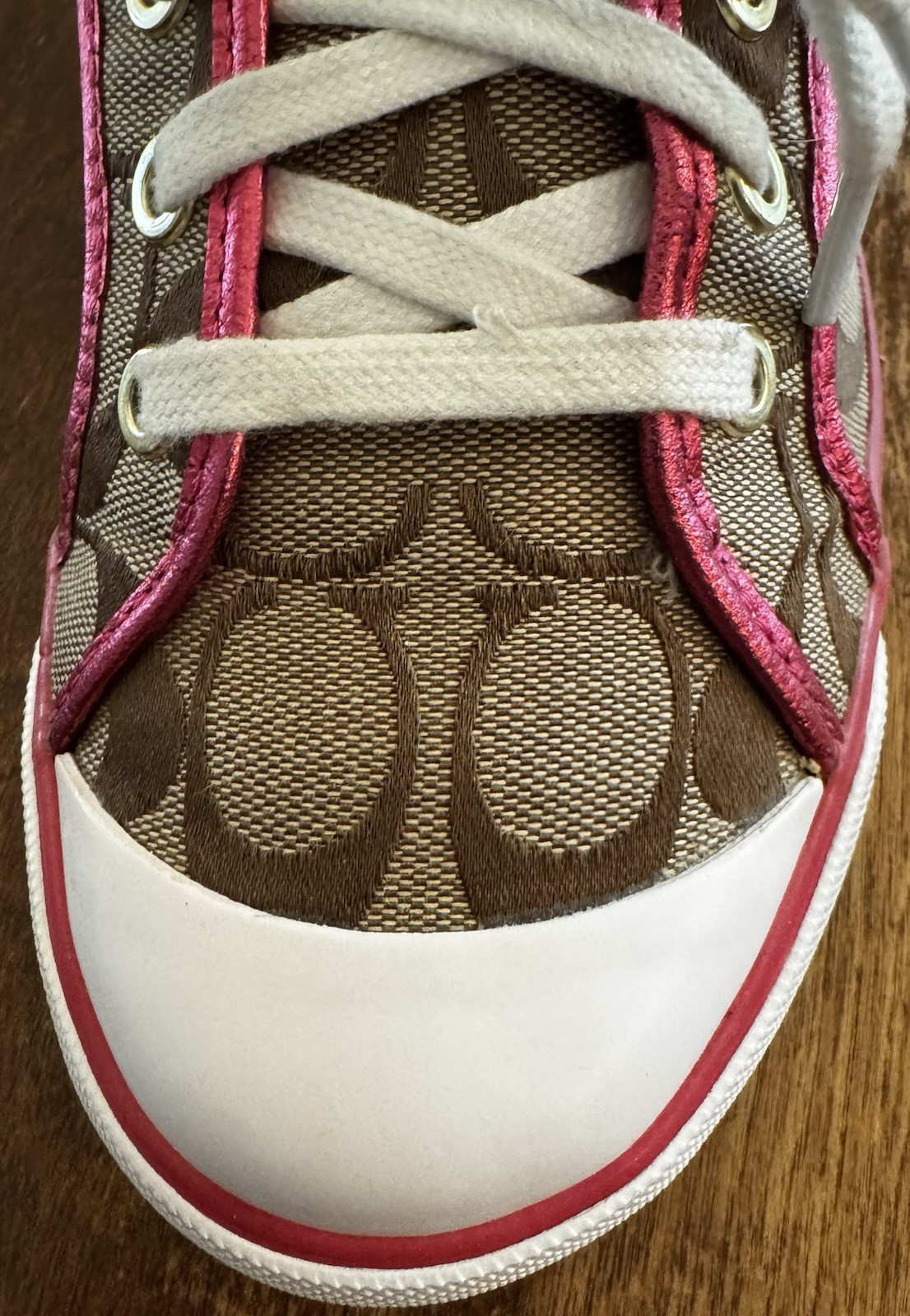 COACH Signature-C BARRETT Low Top SNEAKERS in Tan w/ Hot Pink Metal – WOMEN’S 9