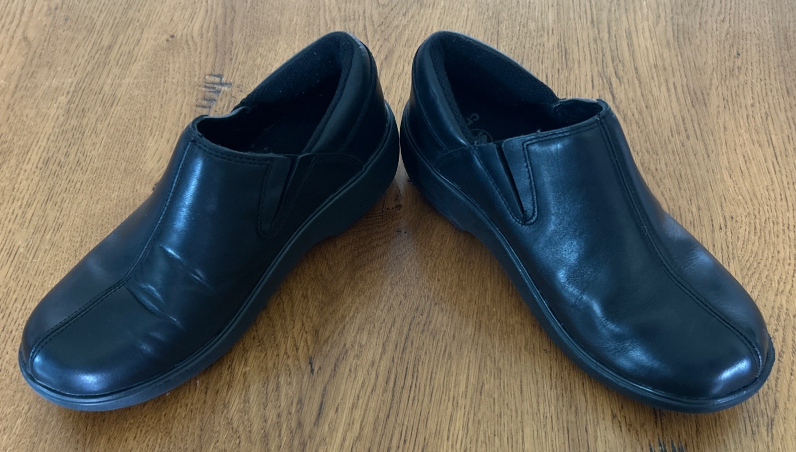 Women’s Size 8 CROCS Black Leather Shoes Slip-Resistant Casual Work Nurse Clogs