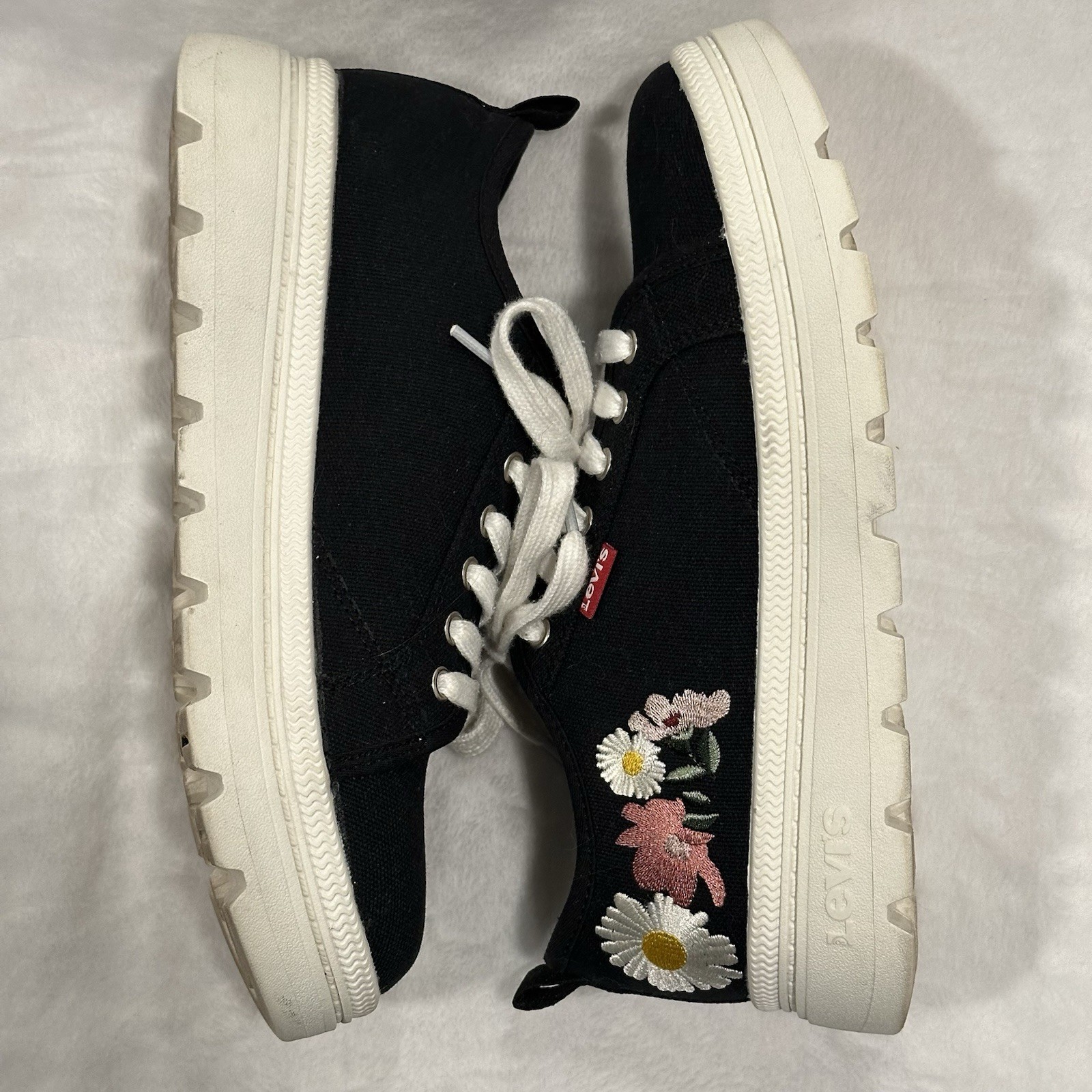 Levi’s Women’s Floral Embroidered Sneaker Size 7 Flower Daisy Stitched