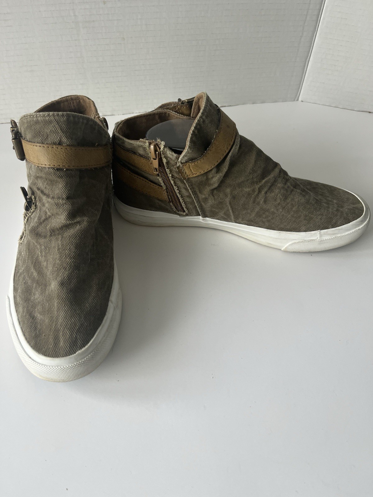 Blowfish Malibu Women’s Mondo Mid Top Canvas Sneakers Distressed Olive Khaki 9