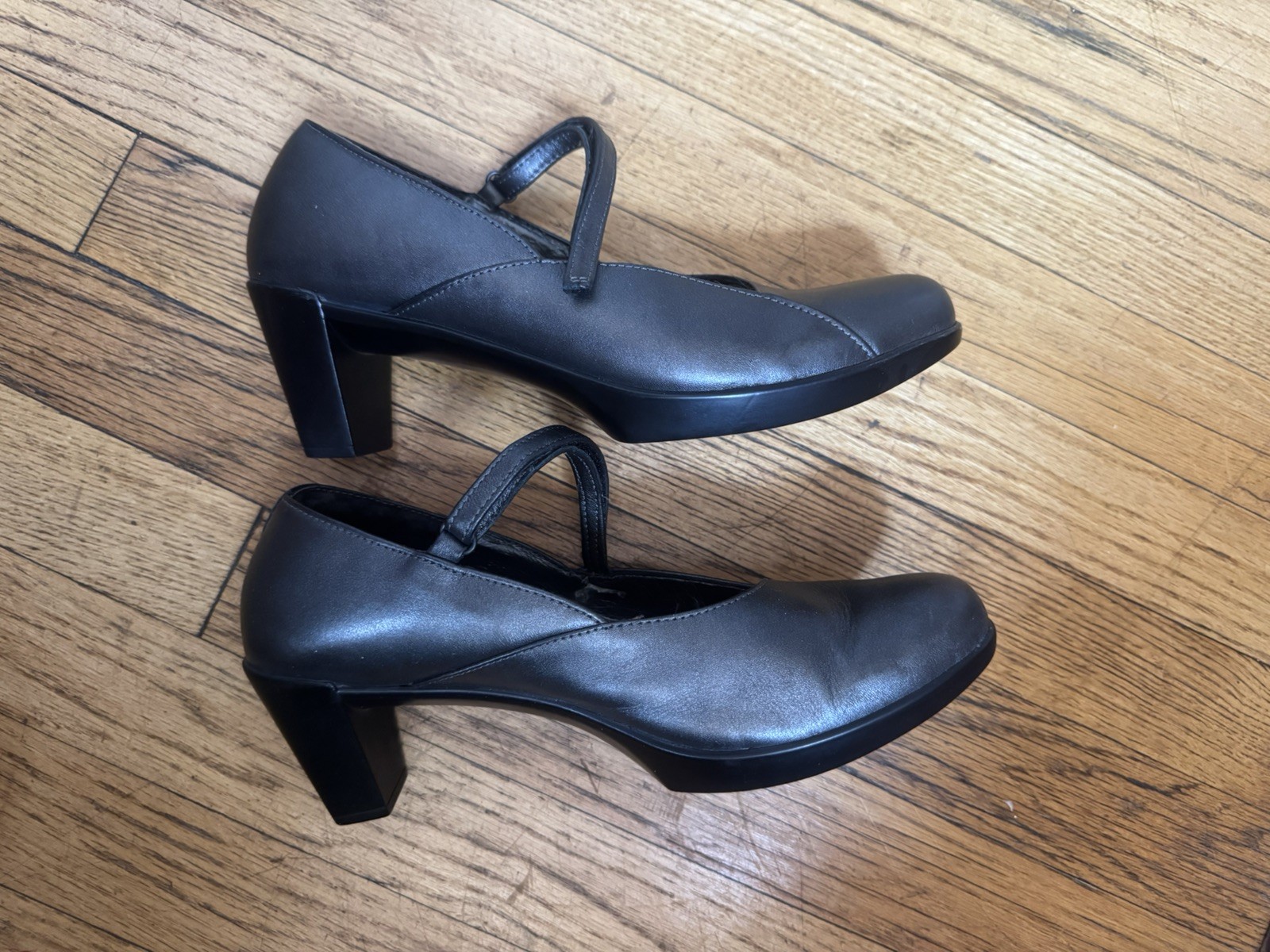 NAOT Mary Jane Shoes Women’s Size EU 39 /8-8.5 Metallic Gray Leather Heels Pumps