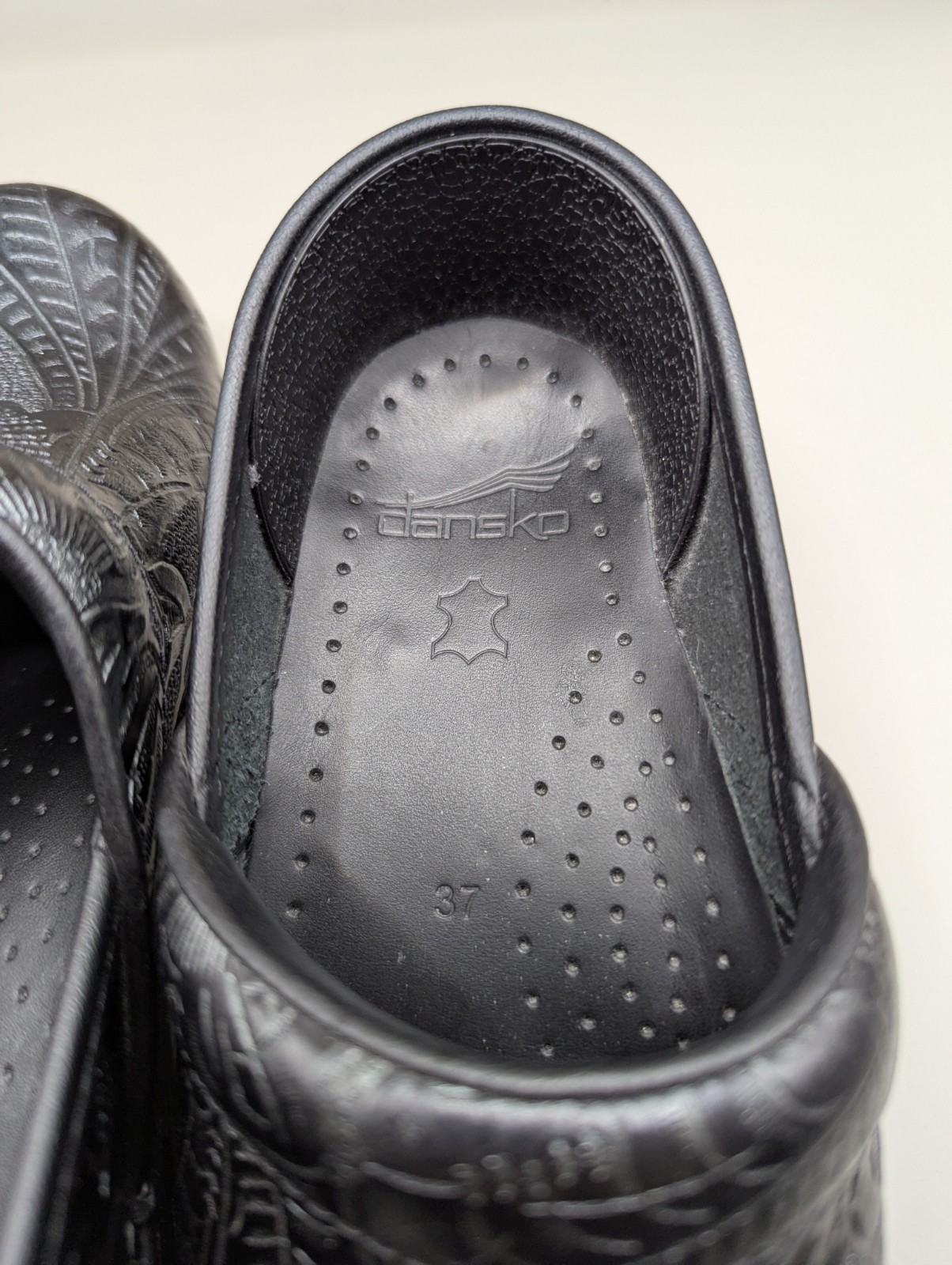Dansko Professional Black Tooled Leather Clogs NWOB Women’s Size 37 (6.5-7)