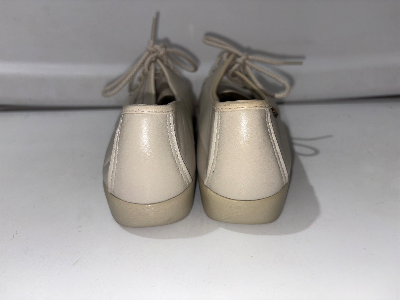 SAS Siesta Womens Shoes 8.5 M Beige Lace Up Leather Handsewn Moccasin USA Made