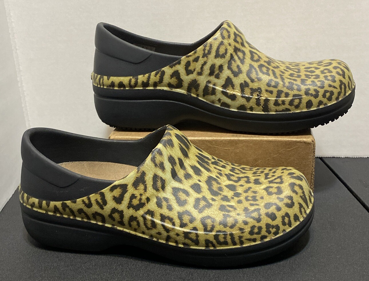CROCS Women’s Neria Pro II Graphic Clogs Shoes Leopard Animal Print Size 8