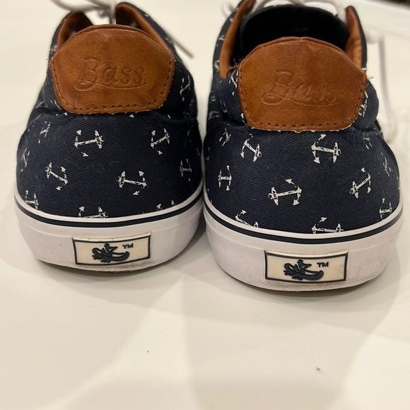 G.H. BASS & Co. Women’s “Navigate” Sneakers navy blue with white anchors Size 9