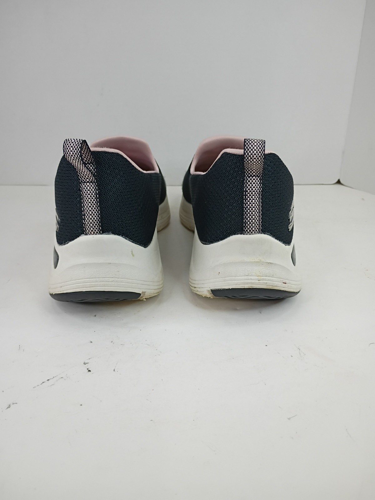 Skechers Arch Comfort Women’s Size 8.5 Slip-On Shoes Black Fabric Pink Liner
