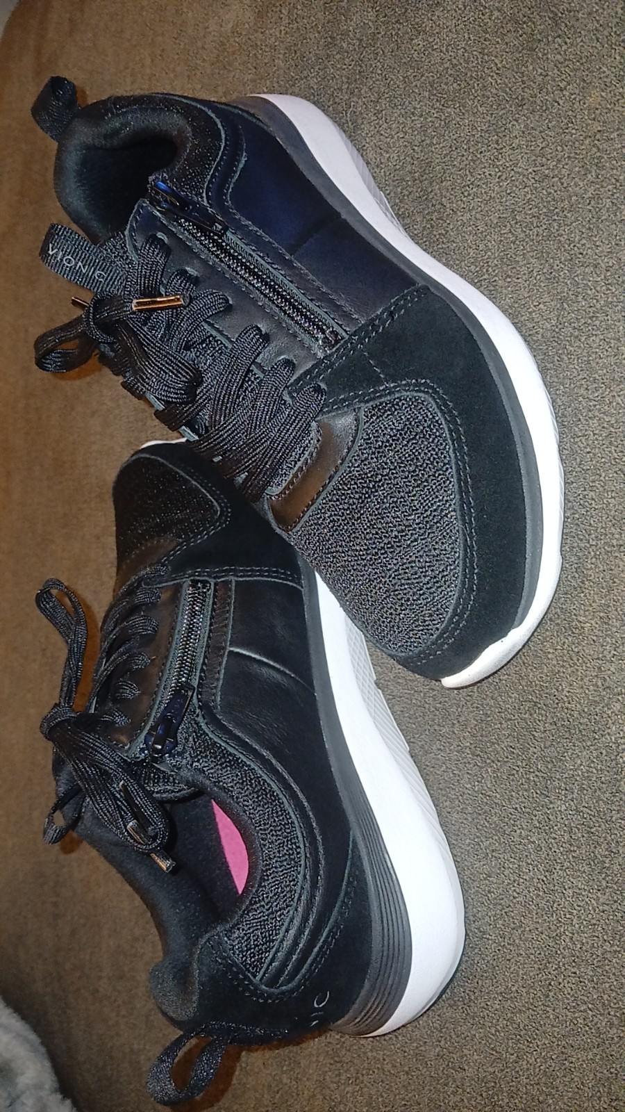 vionic women sneakers (Basically brand new very little wear.)