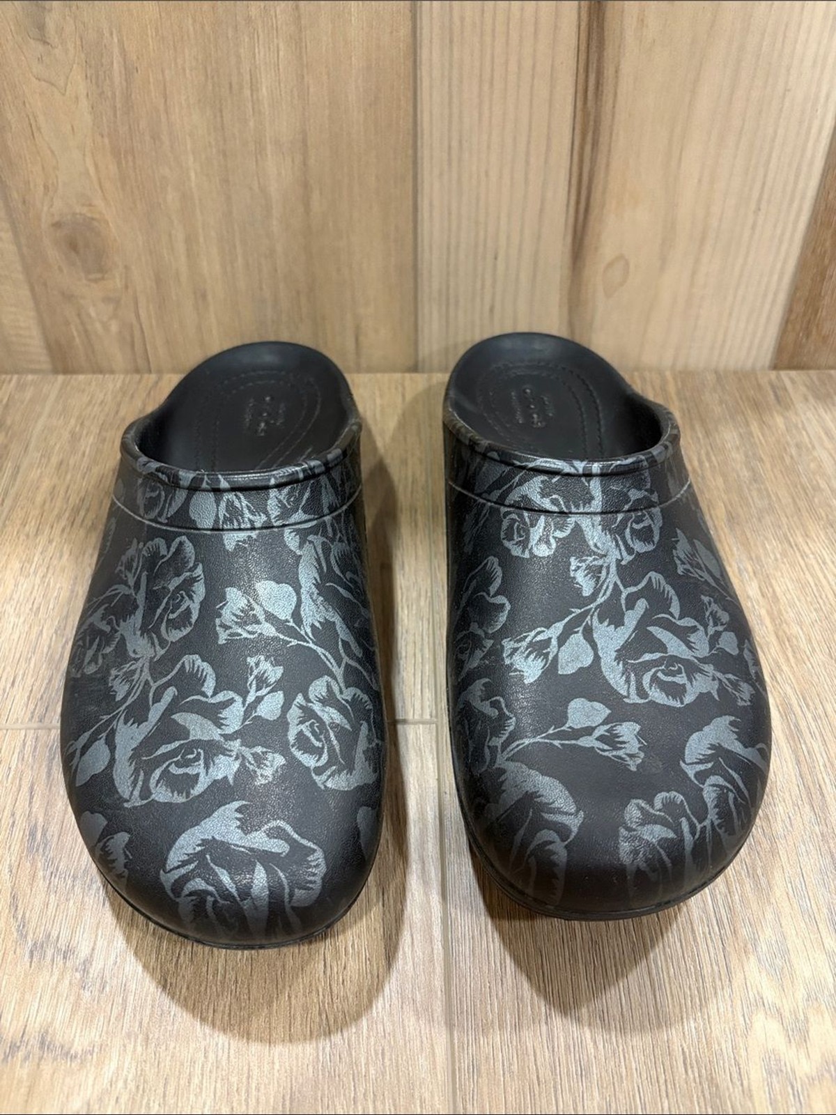 Croc Sloane Graphic Black Grey Clog Mules Floral Print size 8 Women’s Slip On