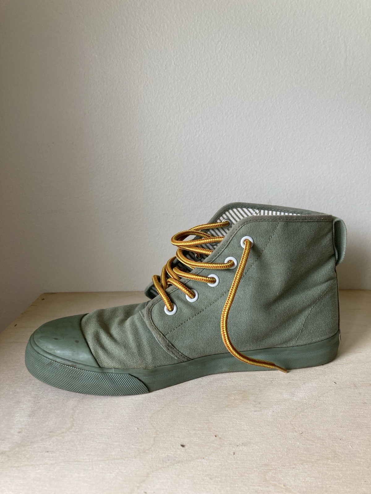 Bangs Sage High Top Sneakers With Yellow Laces Size 8.5 W and 7 M
