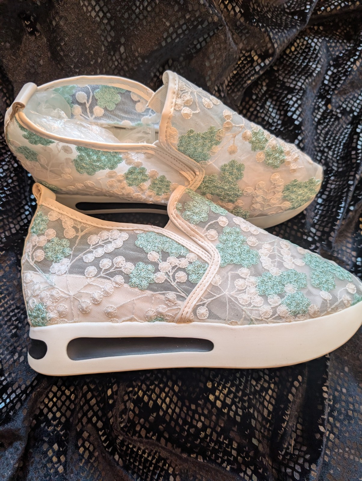 Women’s Slip-On Sz 9.5 White/Mint Floral Embroidered Mesh Lightweight GORGEOUS!