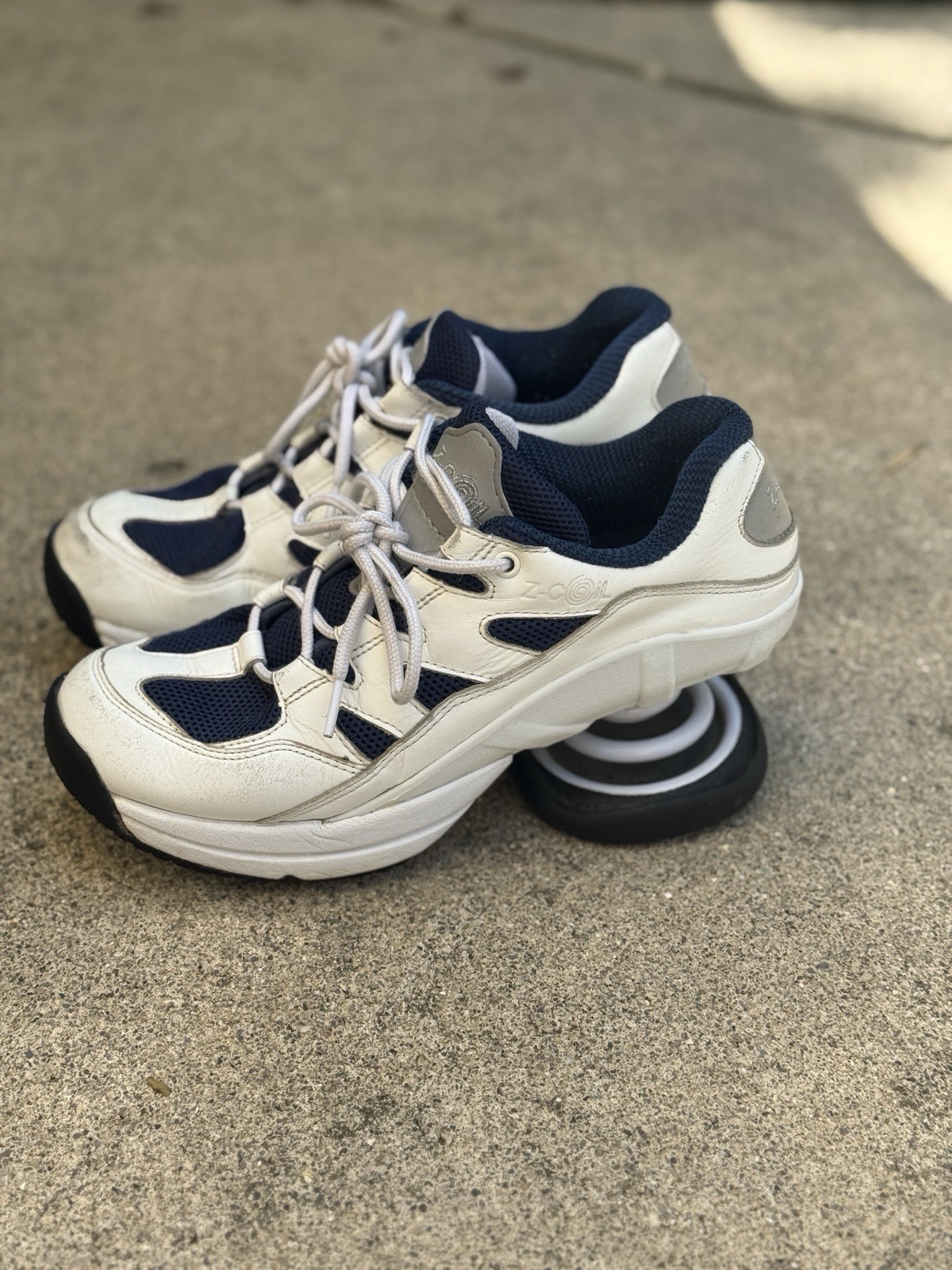 Z Coil Women’s Size 8 Shoe Freedom Slip Resistant Navy White Sneakers