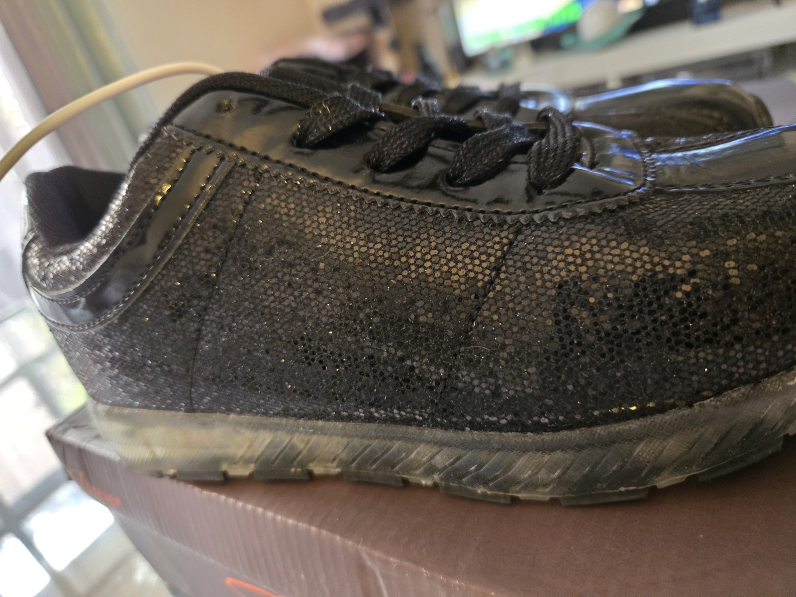 Forever Link Women’s Light Up LED Sneakers Black Glitter UFO Signal-22 Size 7