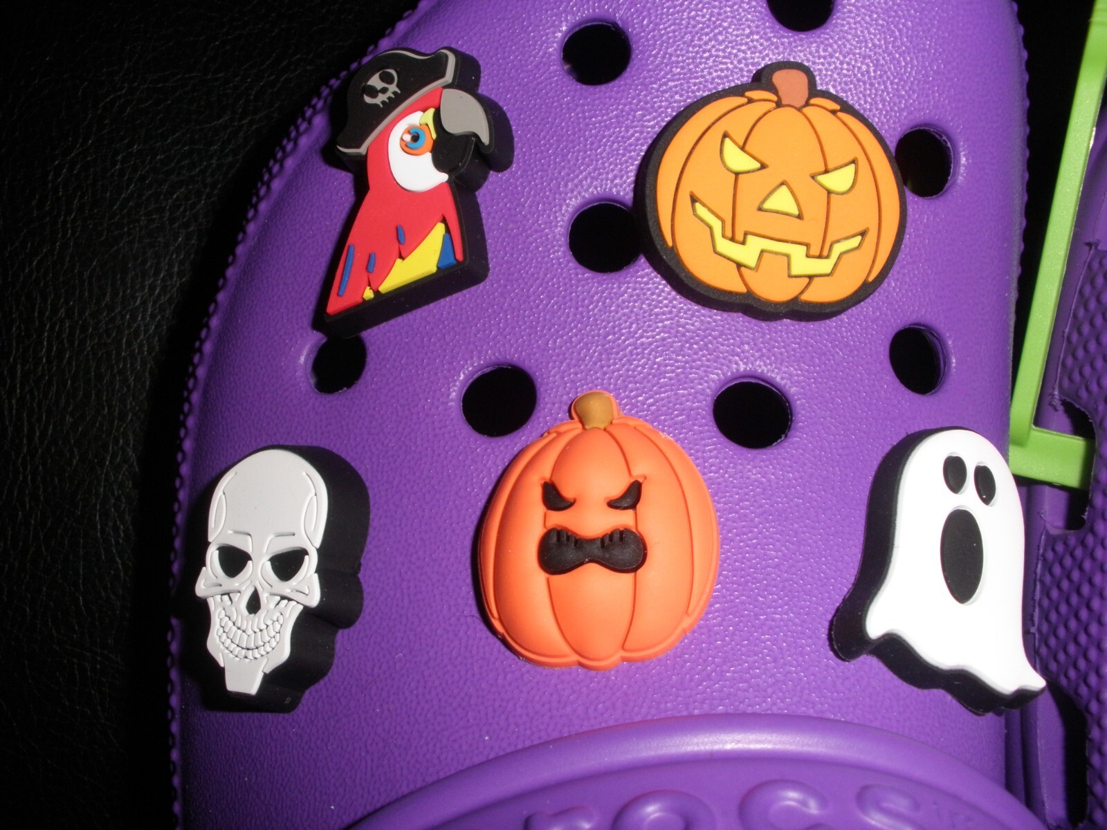 Crocs Classic Clogs W7 M5 Purple with 10 Halloween Jibbitz (NWT)