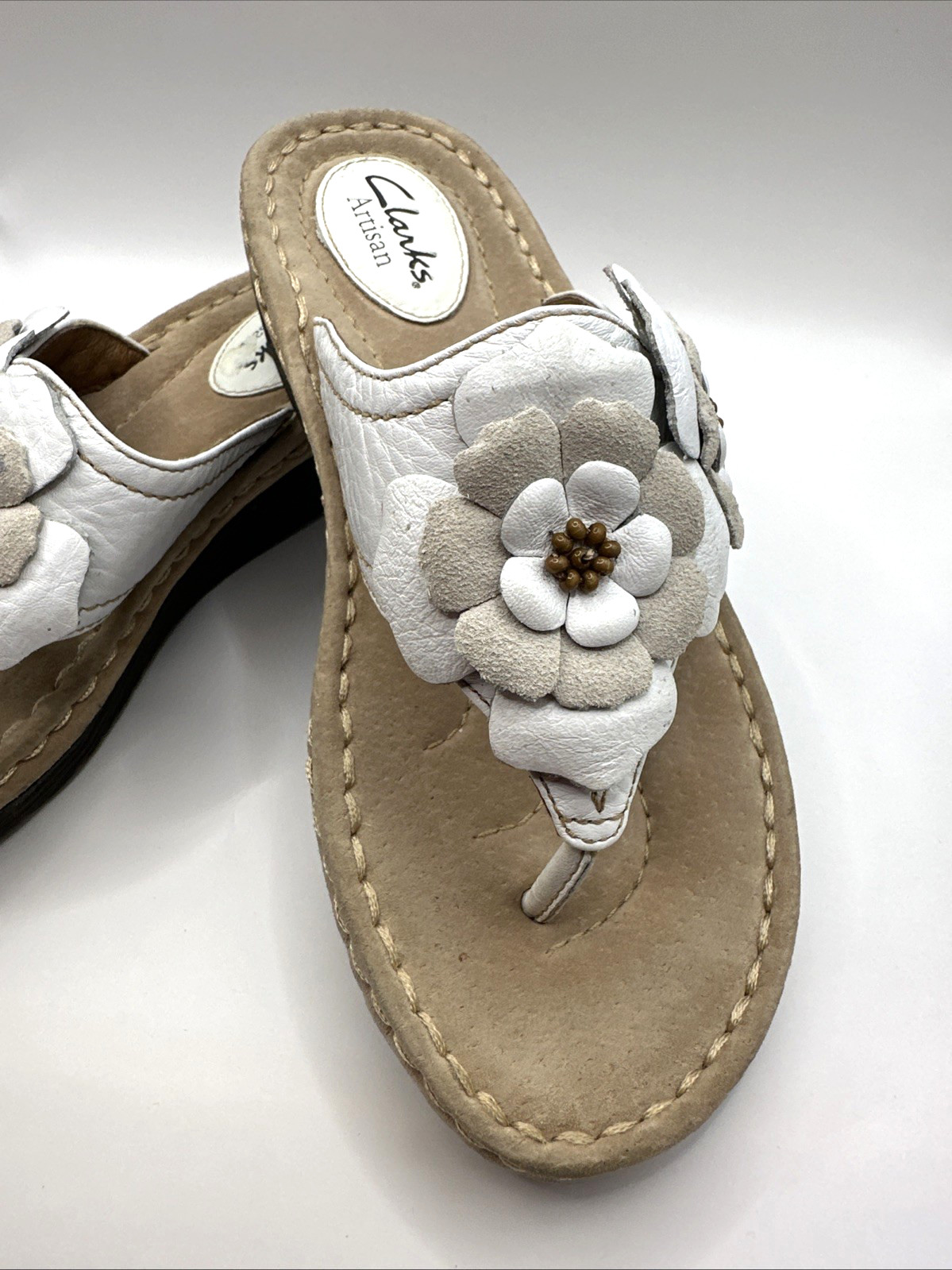 Clarks Artisan Women’s Comfort Leather Shoes Size 7M White Beige Flowers Slip On