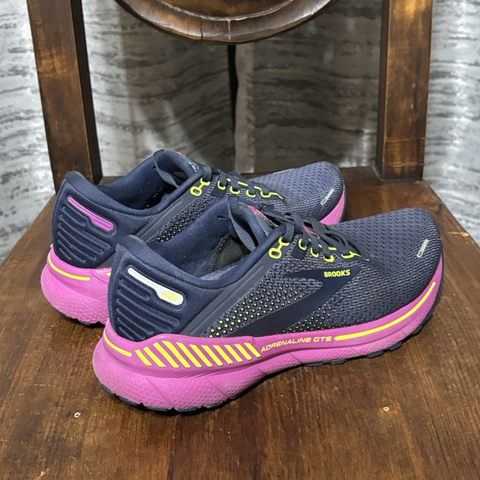 Brooks Adrenaline GTS 22 Womens Shoe Sz 7.5 B Running Nightshadow Viola Sneaker